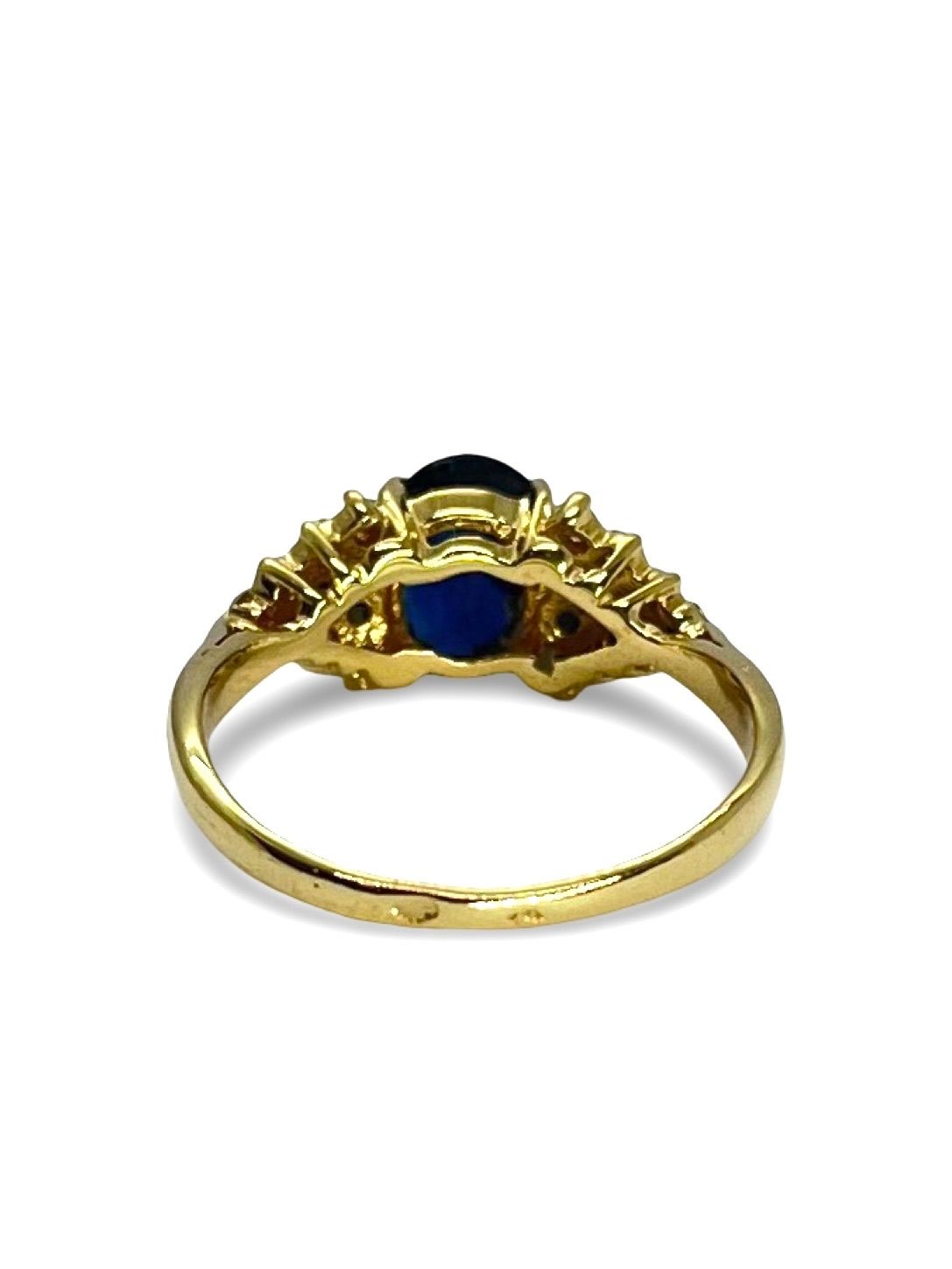 Cette bague en or jaune associe l’élégance d’un saphir bleu de 1,5 carat à l’éclat de diamants totalisant 0,30 carat. Un bijou raffiné au design intemporel, parfait pour célébrer l’amour ou marquer un moment précieux. Son contraste de couleurs sublime la main avec finesse et caractère.