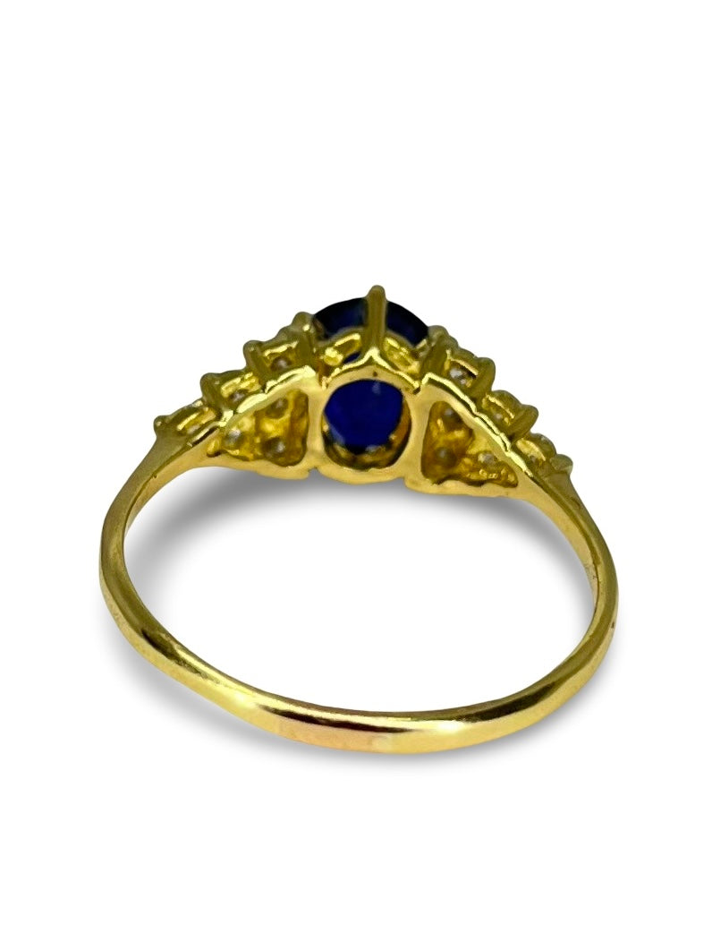 Bague en or jaune 18 carats sertie d’un saphir de 2 carats et de diamants totalisant 0,50 carat. Ce bijou élégant combine la profondeur intense du saphir à l’éclat des diamants, offrant une pièce raffinée et intemporelle, idéale pour sublimer une tenue ou marquer une occasion spéciale avec sophistication.