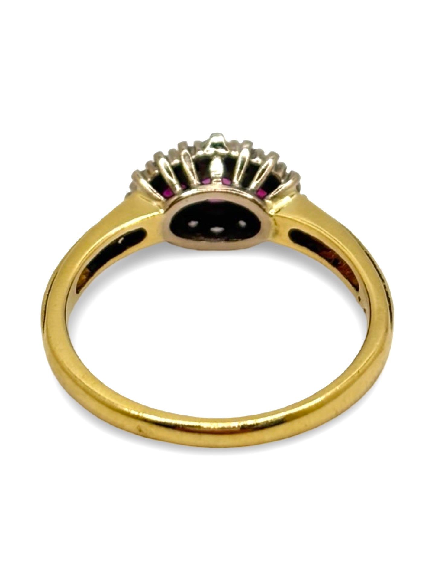 Bague en or jaune sertie d’un rubis de 0,25 carat et de diamants totalisant 0,25 carat. Ce bijou élégant met en valeur l’intensité du rubis, sublimée par l’éclat des diamants. Une bague raffinée et lumineuse, idéale pour les amateurs de joaillerie fine, de pierres précieuses et de pièces uniques au design classique et sophistiqué.