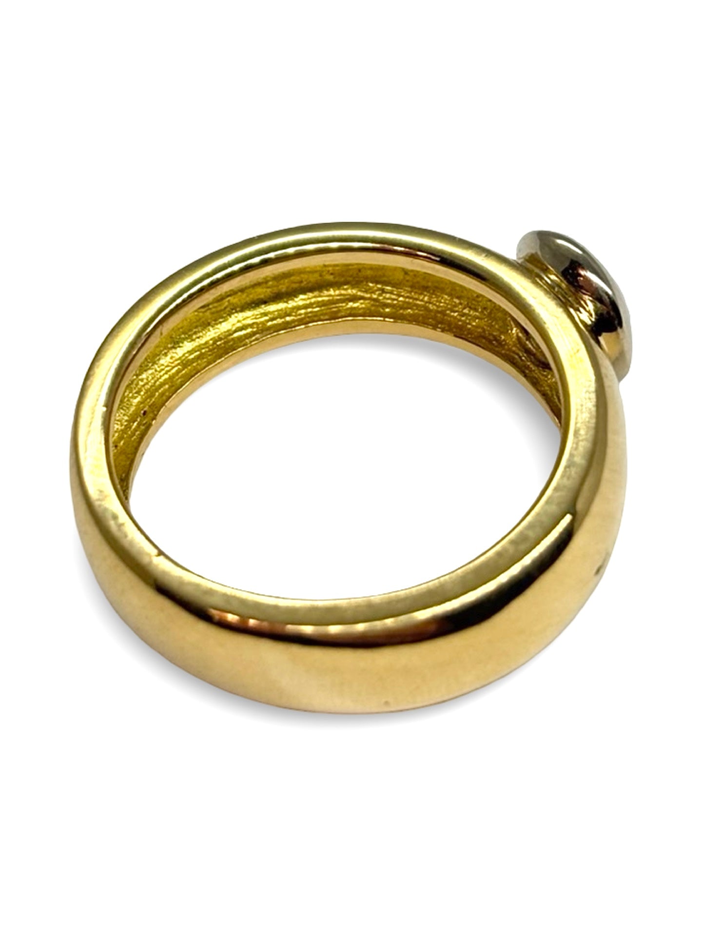 Solitaire en or jaune serti d’un diamant de 0,50 carat en serti clos. Ce bijou raffiné met en valeur l’éclat pur du diamant et la chaleur de l’or jaune. Idéal pour un engagement ou une occasion spéciale, ce solitaire allie élégance classique et modernité, offrant une brillance intemporelle qui sublime la main avec finesse et sophistication.