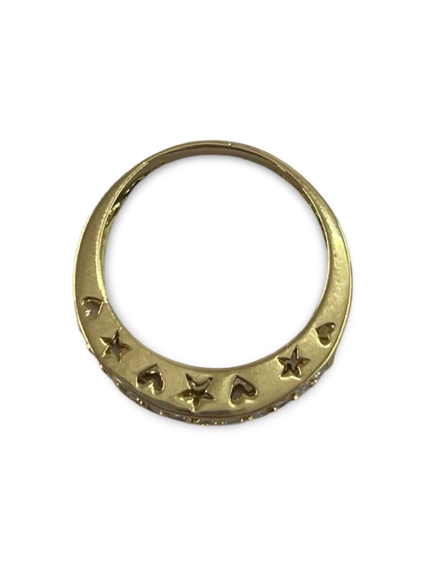 Découvrez cette élégante bague en or jaune, sublimée par 24 diamants étincelants de 0,025 ct chacun. Avec un total de 0,60 ct de diamants, cette pièce de joaillerie raffinée est idéale pour ajouter une touche de luxe à votre collection. Parfaite pour un cadeau spécial ou pour se faire plaisir, cette bague allie finesse et éclat.