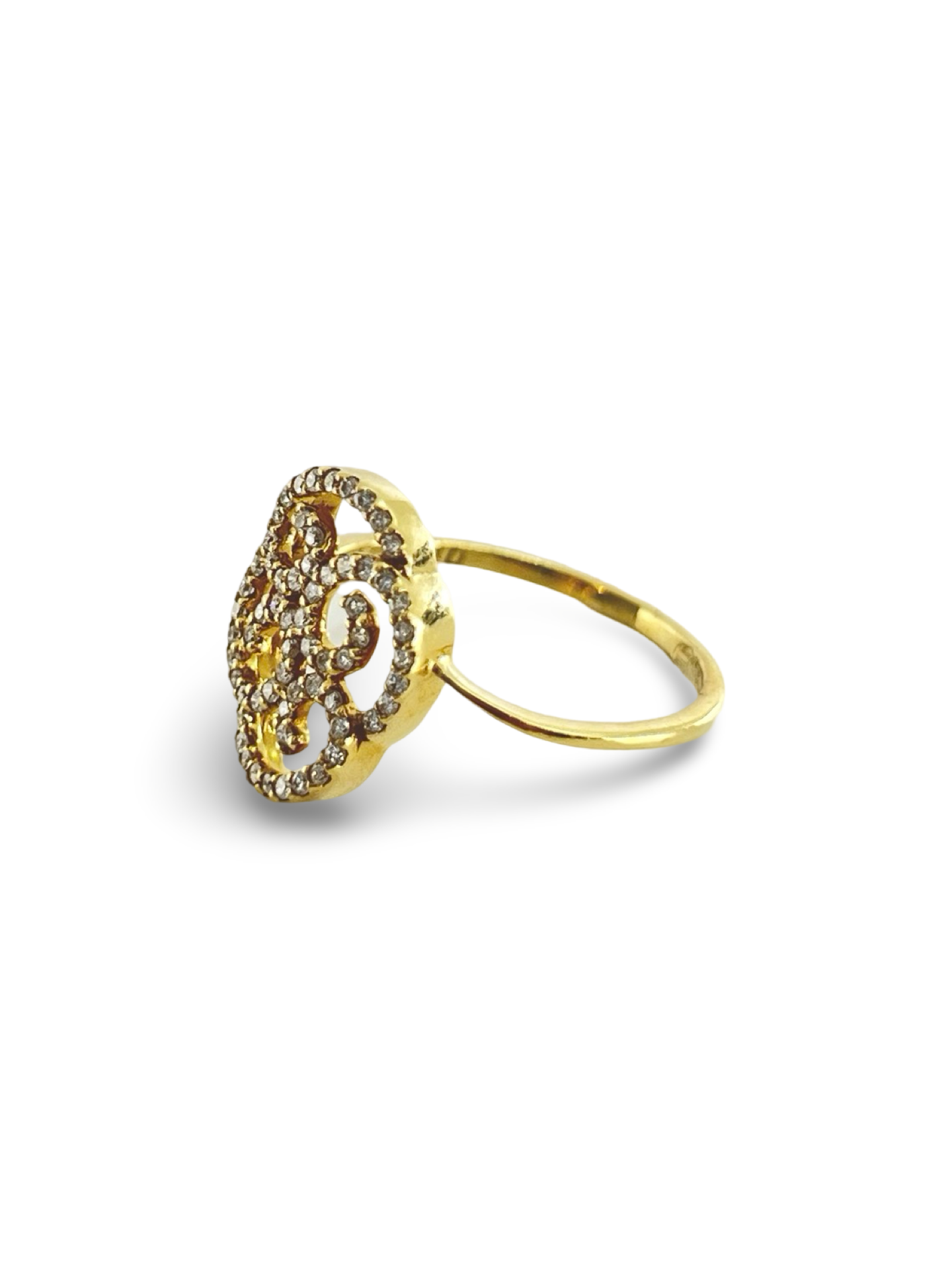 Découvrez notre élégante bague en or jaune, magnifiquement sertie de diamants naturels d’un poids total de 0,65 ct. Ce bijou raffiné allie la brillance de l'or jaune à la pureté des diamants pour créer un accessoire intemporel, parfait pour sublimer vos mains. Idéale pour une occasion spéciale ou comme cadeau précieux, cette bague offre un éclat naturel et une qualité irréprochable.