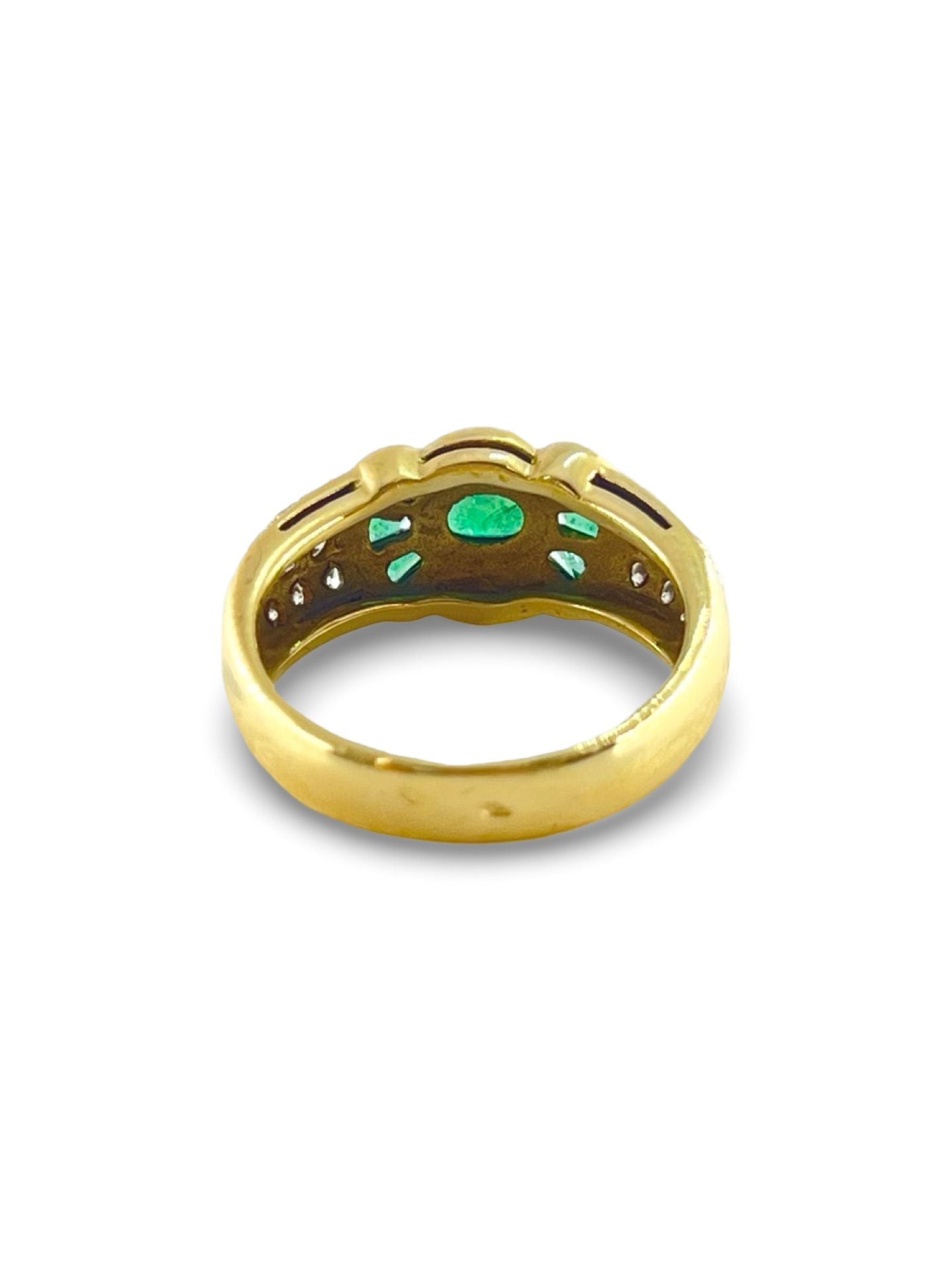 Découvrez cette élégante bague en or jaune, magnifiquement sertie de sept émeraudes naturelles et de vingt-deux diamants authentiques. Ce bijou raffiné combine la richesse des émeraudes et l'éclat des diamants, créant une pièce unique qui sublimera vos tenues. Parfaite pour un moment spécial, cette bague en or jaune est un choix idéal.