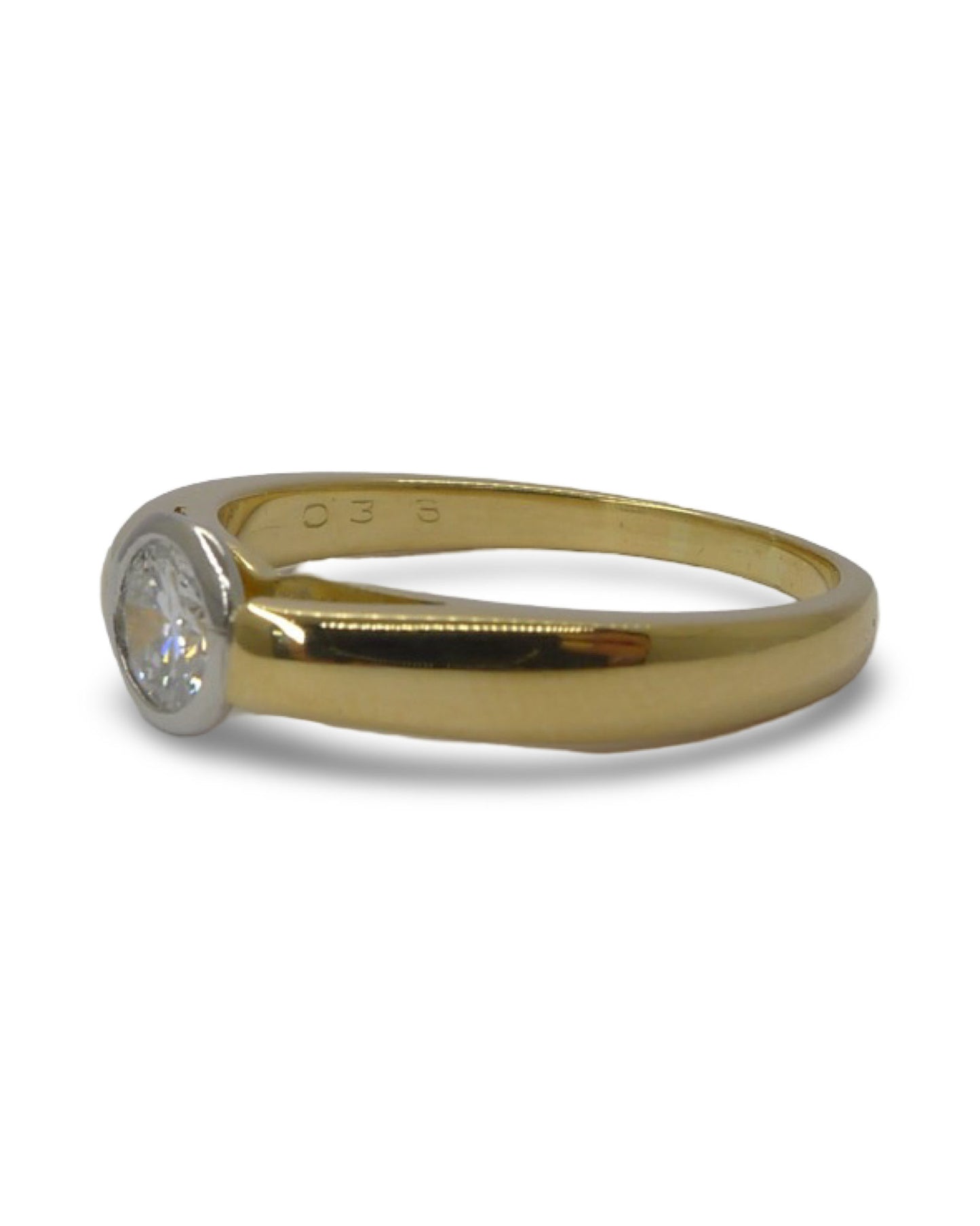 Découvrez notre magnifique bague solitaire en or jaune, sublimée par un diamant naturel taille brillant d’environ 0,50 carat, qualité F-VS1. Un bijou raffiné qui allie éclat et sophistication, parfait pour une demande en mariage, un cadeau d’exception ou simplement pour se faire plaisir. Offrez l’élégance d’un diamant lumineux sur un anneau en or jaune, symbole de pureté et d’amour éternel.