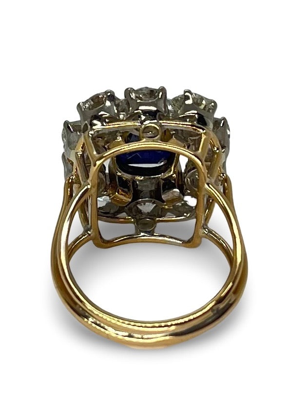 Bague vintage en or rose sertie d’un somptueux saphir de 3 carats entouré de 3 carats de diamants étincelants. Une pièce d’exception mêlant élégance intemporelle et raffinement, idéale pour une occasion unique ou pour sublimer une collection de bijoux anciens.