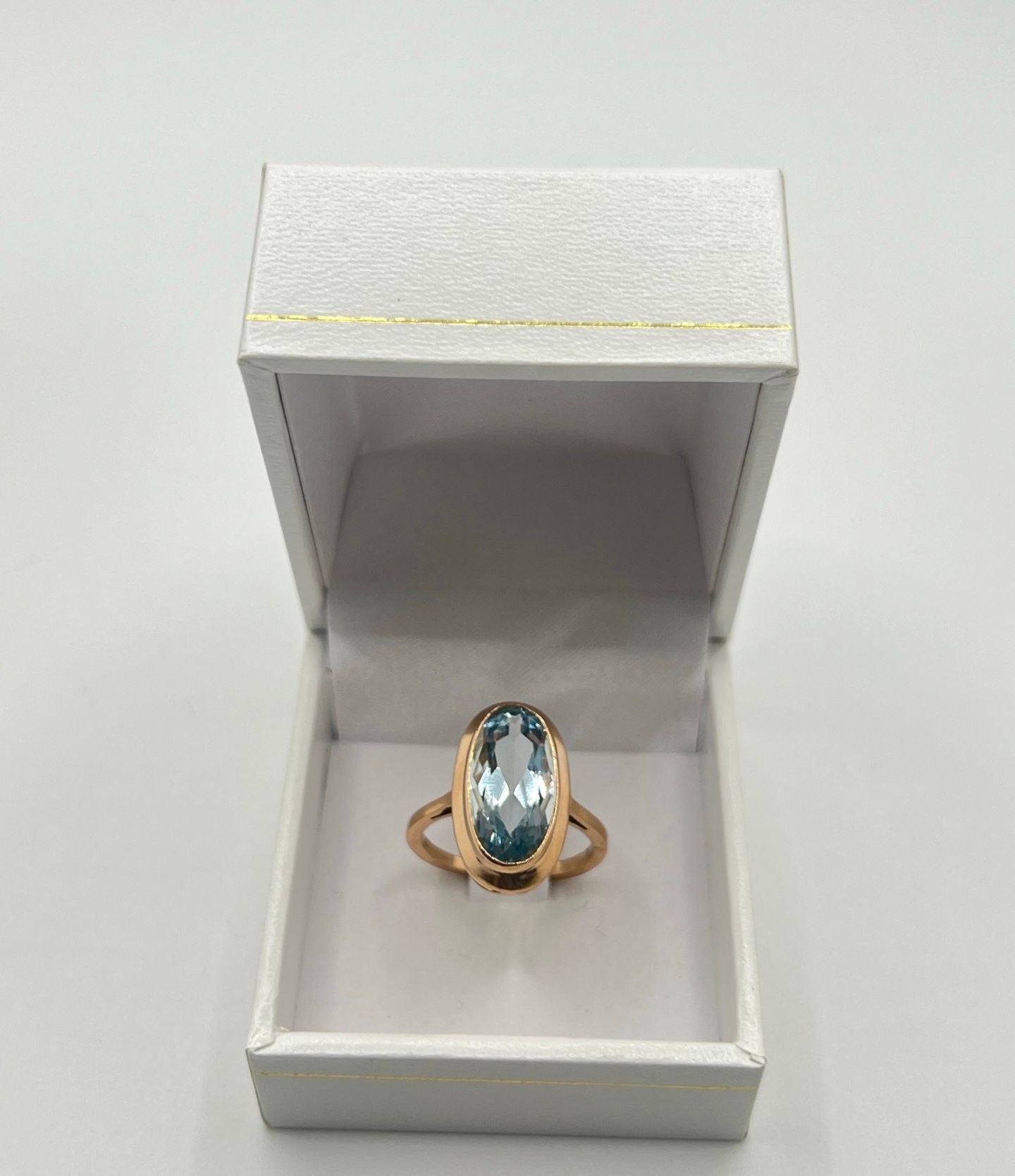 Découvrez cette magnifique bague en or rose, délicatement sertie d'une aigue-marine naturelle pesant environ 5 carats. Son éclat sublime est mis en valeur par l'élégance de l'or rose, créant une pièce unique et précieuse. Cette bague, accompagnée de son écrin raffiné, est le cadeau parfait pour marquer une occasion spéciale.