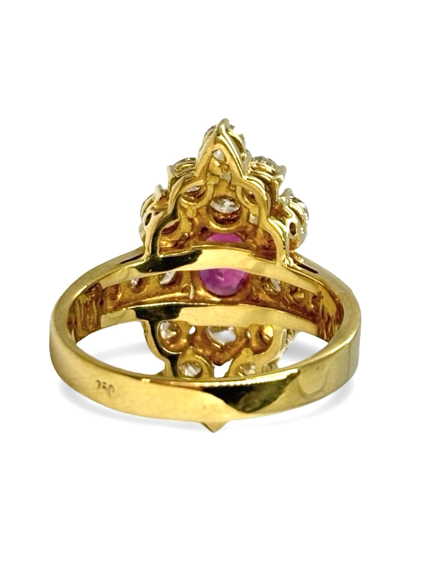 Bague ancienne en or jaune 18K ornée d’un rubis de 1 ct et de diamants totalisant 1,50 ct. Élégante et raffinée, elle séduit par le contraste entre l’intensité du rubis et l’éclat lumineux des diamants. Cette bague vintage au charme intemporel incarne le raffinement joaillier et constitue une pièce précieuse idéale pour enrichir une collection ou marquer une occasion d’exception.