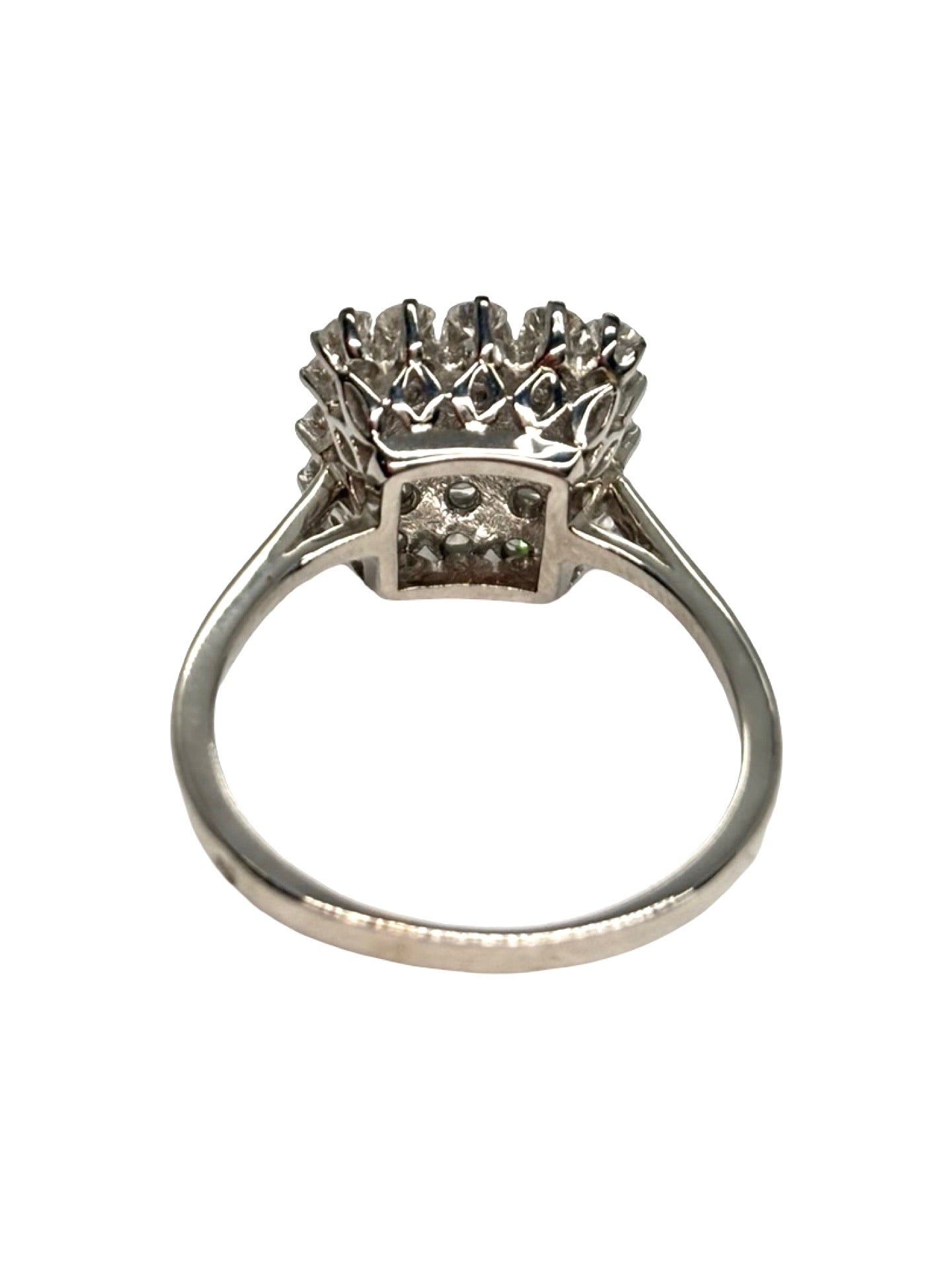 Bague en or blanc 18K sertie de diamants totalisant 1,5 carat, au design élégant et intemporel. Bijou raffiné mettant en valeur l’éclat intense des pierres et la brillance de l’or blanc poli. Monture délicate et lumineuse, idéale pour sublimer la main avec sophistication. Une pièce de joaillerie précieuse, parfaite pour une occasion spéciale ou un usage quotidien élégant.