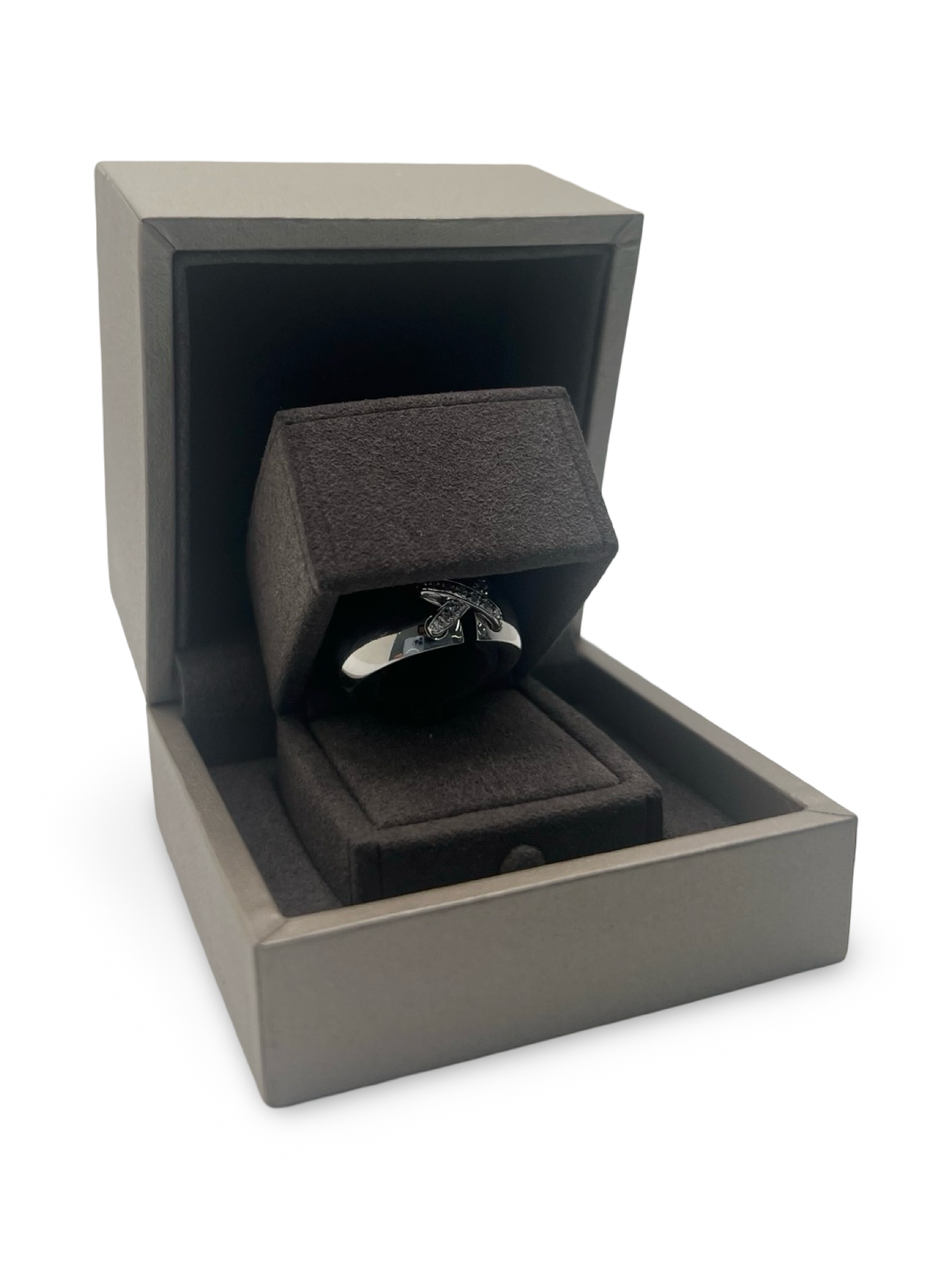 Découvrez la superbe bague Liens de la maison Chaumet, un bijou raffiné alliant élégance et savoir-faire joaillier. Ce précieux anneau, symbole d’attachement et de sophistication, est vendu avec sa boîte d’origine Chaumet, garantissant son authenticité et son prestige. Parfait pour une occasion spéciale ou pour sublimer votre collection de bijoux.