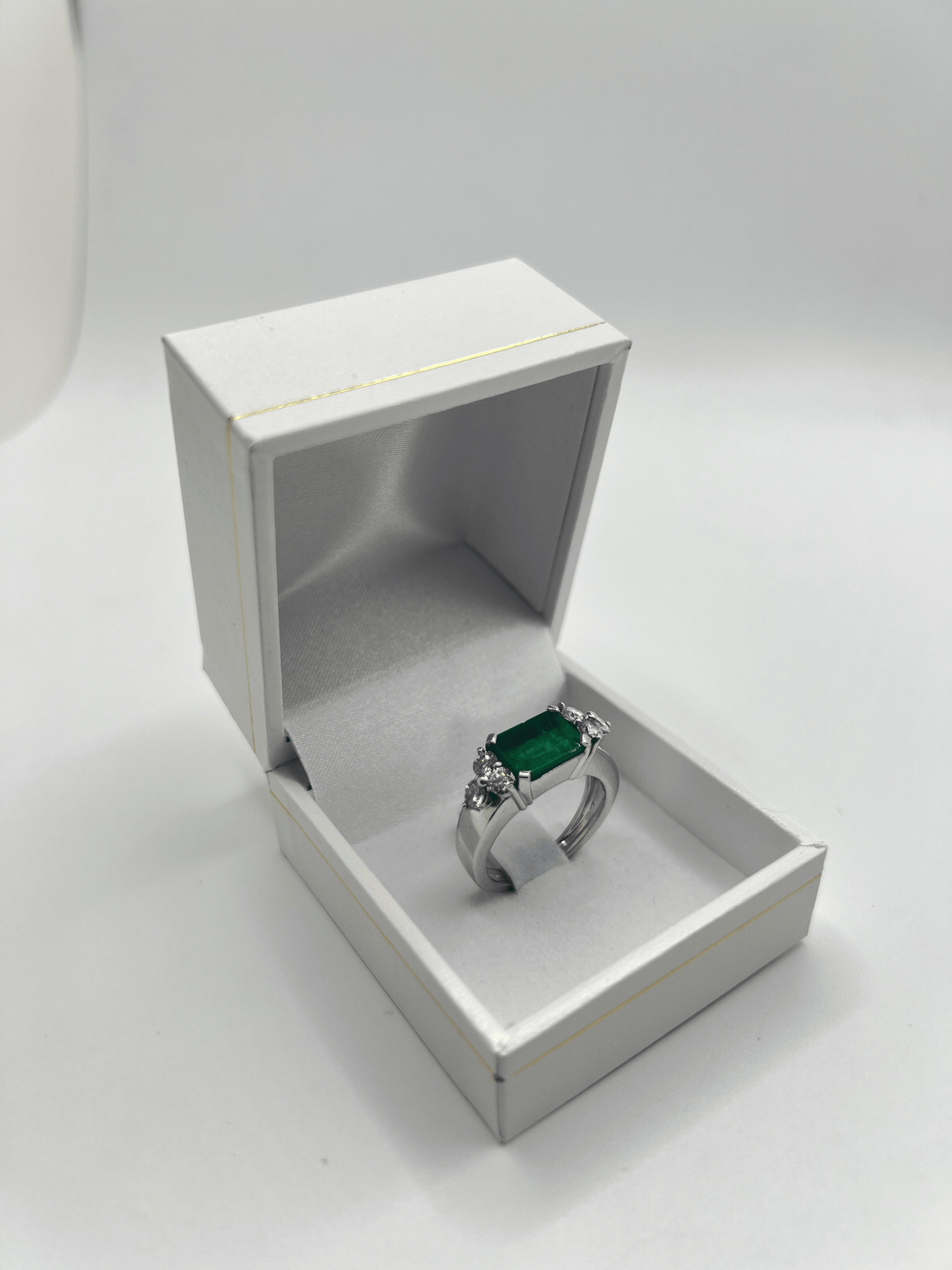 Sublimez votre style avec cette magnifique bague sertie d'une émeraude de 2,40 carats, sublimée par 0,60 carat de diamants étincelants. Un bijou d’exception, livré dans un écrin raffiné, idéal pour une occasion spéciale ou pour offrir un cadeau inoubliable.