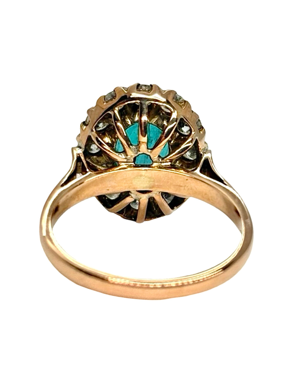 Bague en or rose 14K sertie d’une émeraude de 1,50 ct et de diamants naturels totalisant environ 0,50 ct. Cette bague de joaillerie associe la chaleur de l’or rose 14 carats à l’éclat intense de l’émeraude et à la brillance des diamants. Son design raffiné et élégant met en valeur les pierres précieuses et apporte une touche sophistiquée. Une bague émeraude et diamant intemporelle, idéale pour une occasion spéciale ou au quotidien.