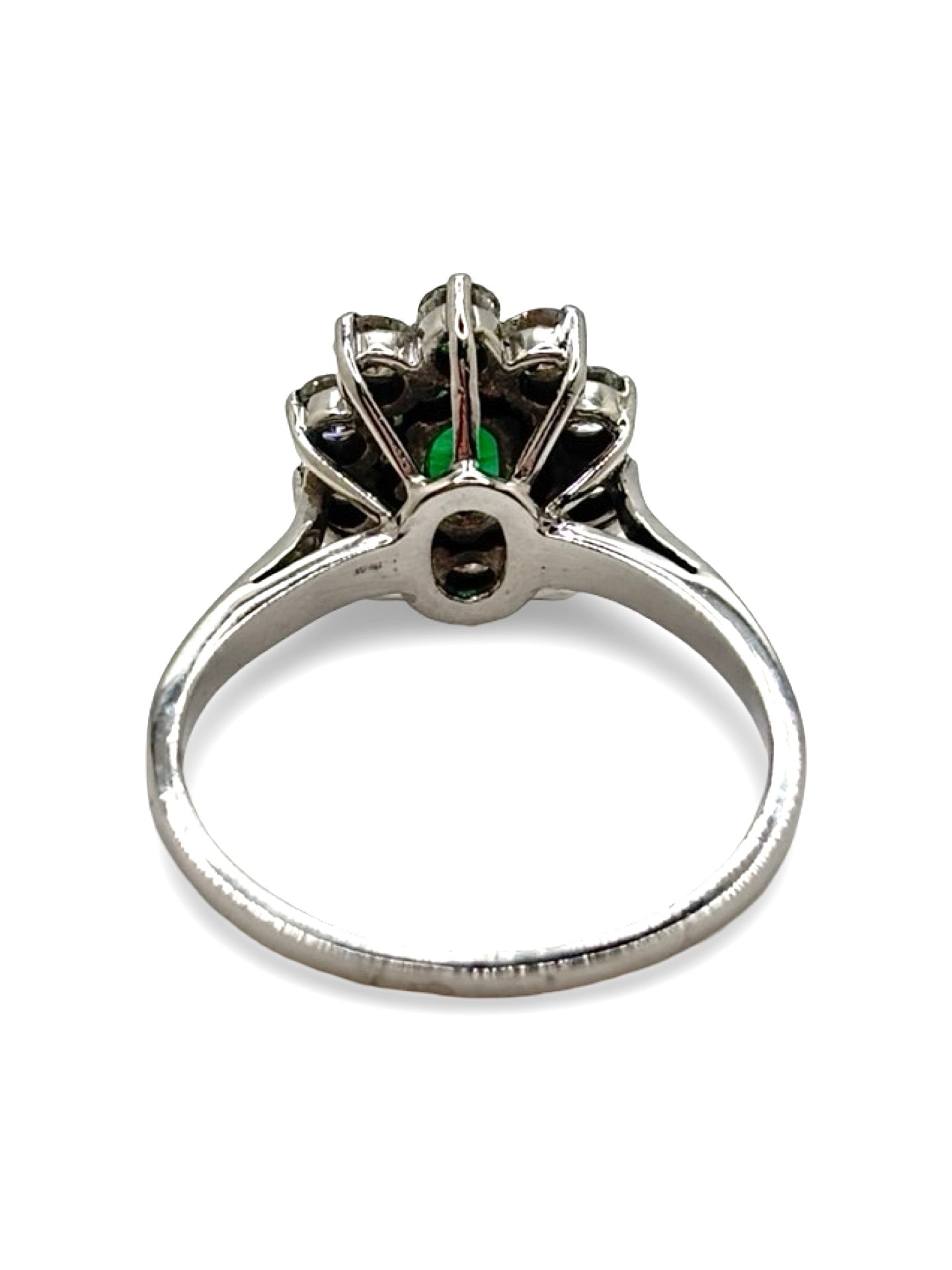 Bague en or blanc sertie d’une émeraude centrale de 1 carat accompagnée de diamants totalisant 0,80 carat. Ce bijou précieux met en valeur le contraste entre le vert intense de l’émeraude et l’éclat lumineux des diamants. Élégante et raffinée, cette bague en or blanc est idéale pour une occasion spéciale, une bague de fiançailles ou un bijou de caractère intemporel.
