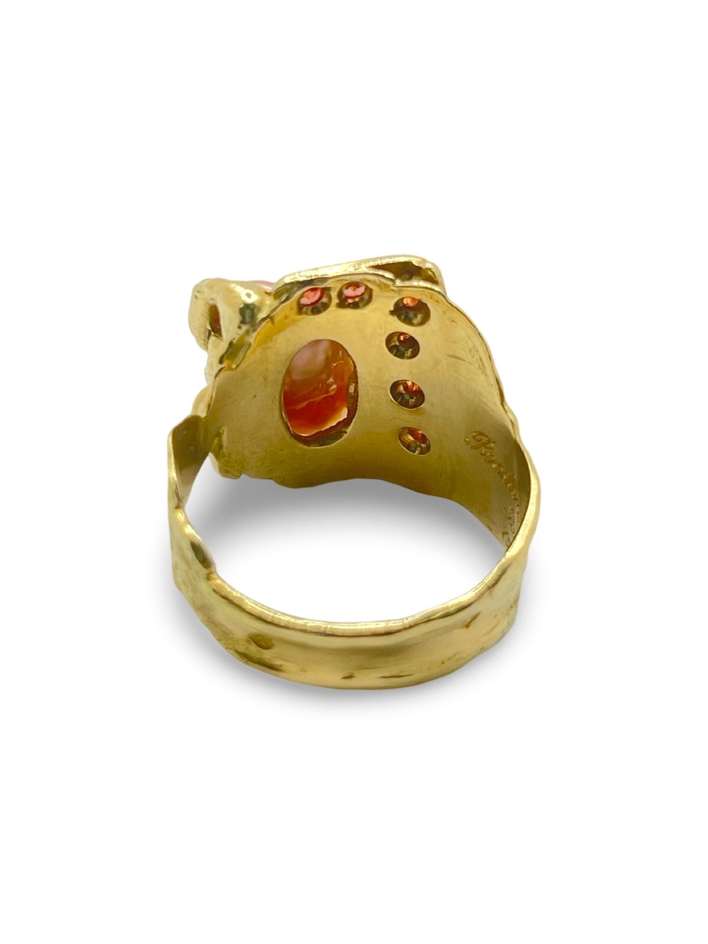 Découvrez cette élégante bague en or jaune signée Roland Schad, un bijou unique numéroté et poinçonné, mettant en valeur une magnifique agate entourée de grenats naturels. Ce modèle raffiné incarne l'excellence artisanale et l'authenticité, parfait pour les collectionneurs de bijoux précieux. Une pièce incontournable pour sublimer votre collection ou offrir un cadeau d'exception.