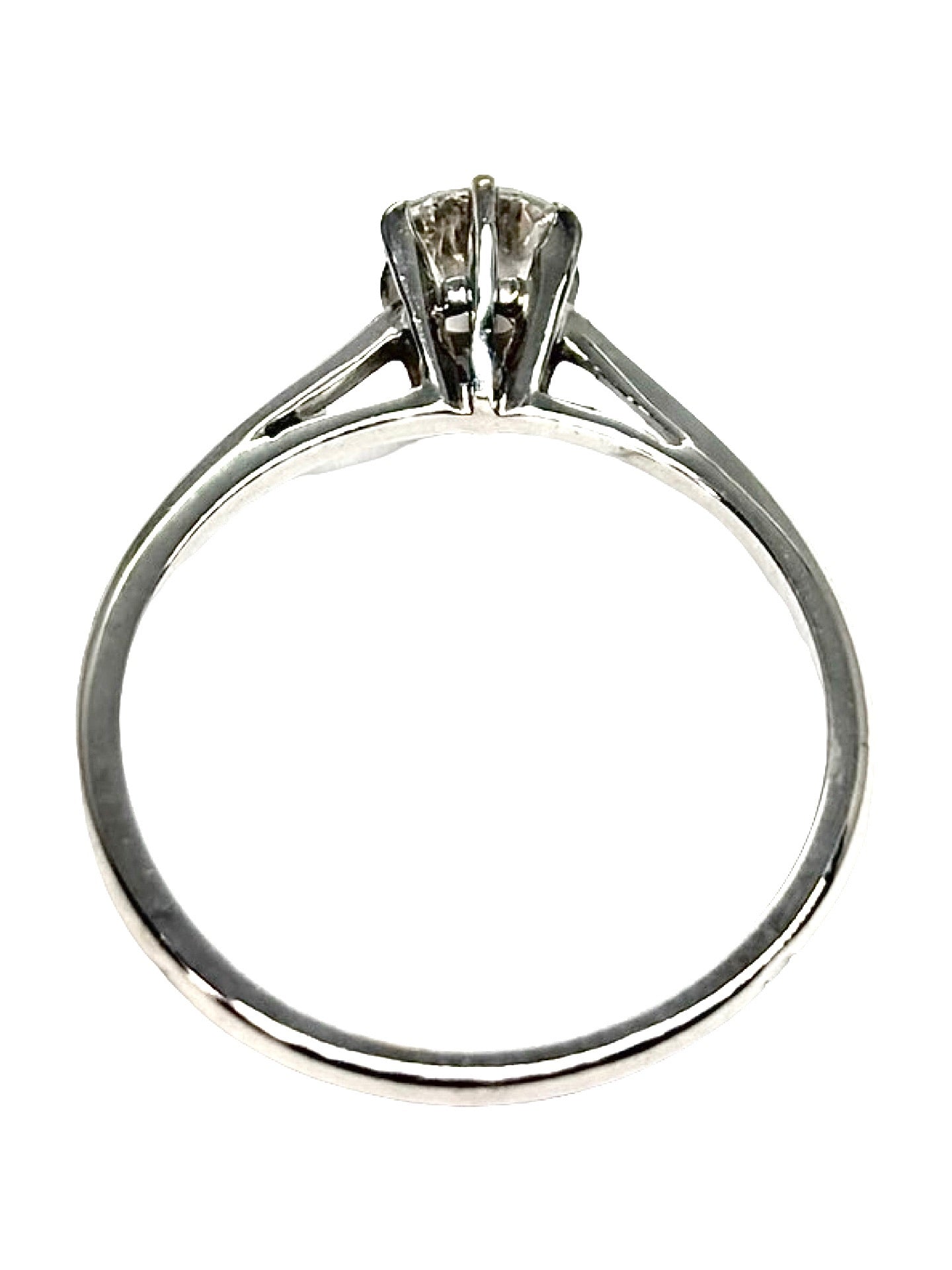 Solitaire en or blanc 18 carats serti d’un diamant taille brillant de 0,45 carat. Bague de fiançailles élégante et intemporelle, mettant en valeur la pureté et l’éclat naturel du diamant. Son design classique et raffiné souligne la pierre centrale et offre un bijou précieux, idéal pour une demande en mariage, un anniversaire ou un cadeau symbolique et durable.