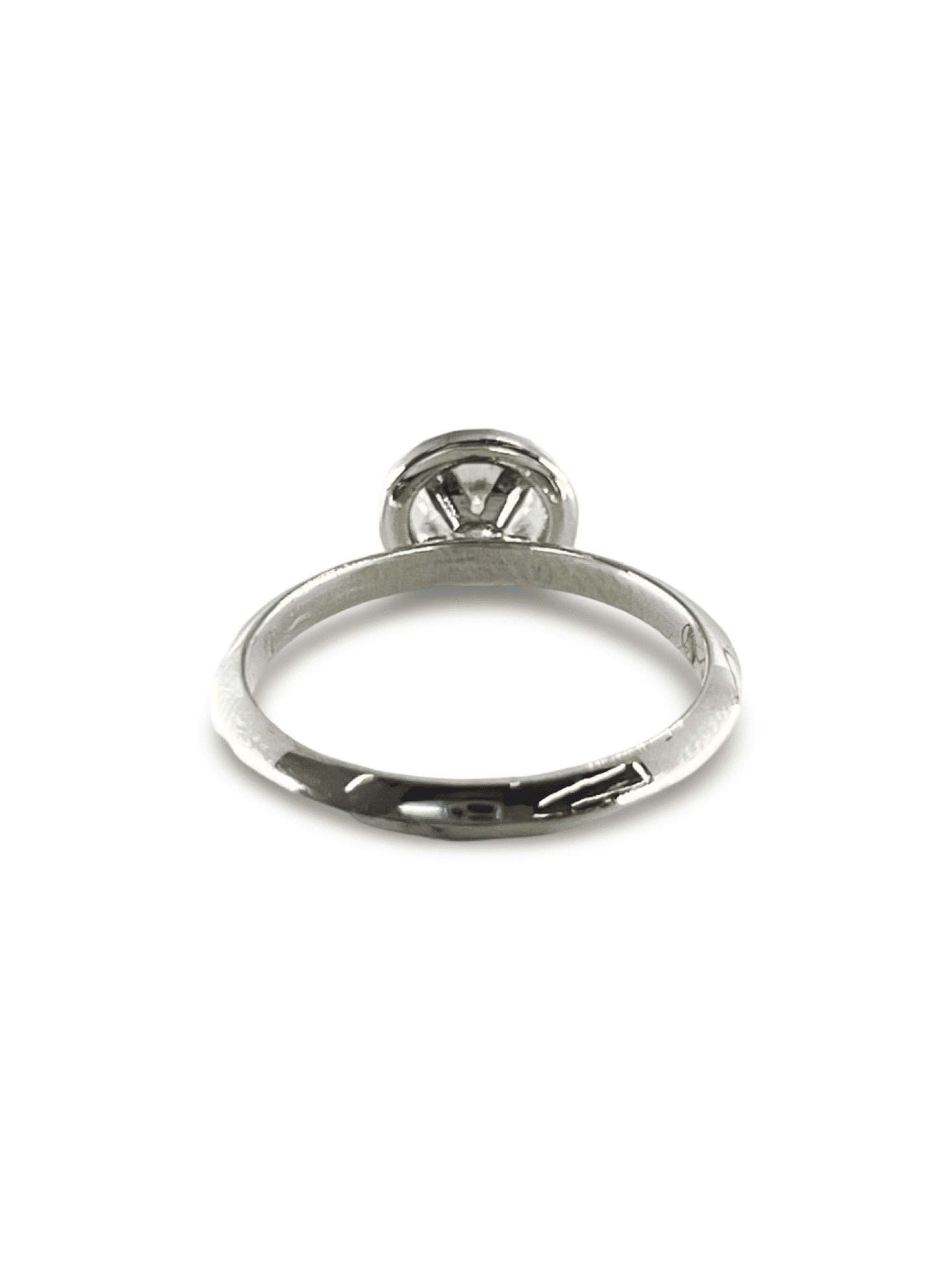 Bague solitaire en or blanc sublimée par un diamant central de 0,50 ct (F-Si2), accompagnée de 18 diamants délicats pour un éclat total de 0,09 ct. Élégance intemporelle et raffinement, cette bague en diamant incarne le luxe et le romantisme. Parfaite pour une demande en mariage, un cadeau d’exception ou un symbole d’amour éternel.