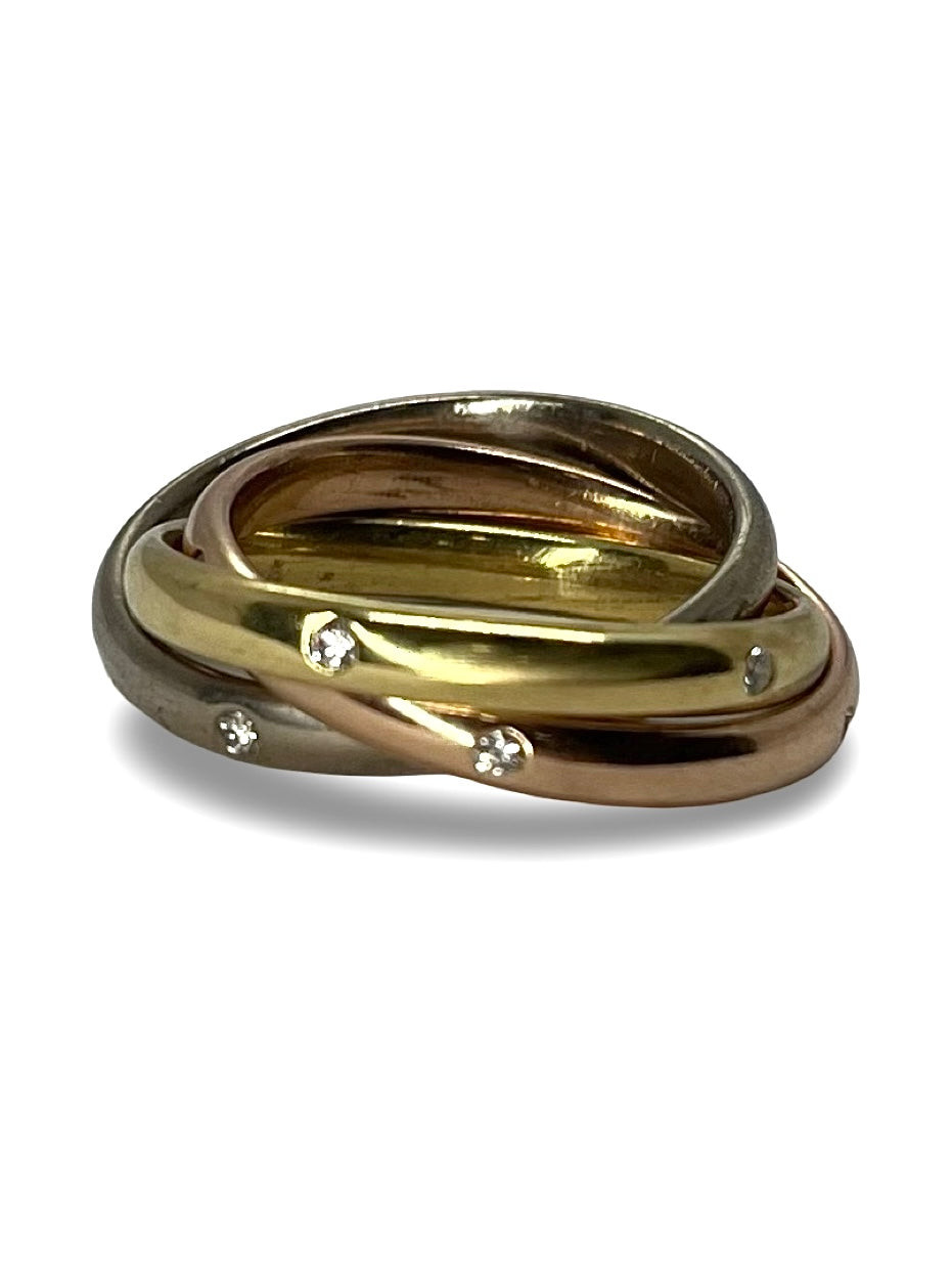 Bague élégante en or jaune, or blanc et or rose, sublimée par 15 diamants scintillants pour un total de 0,20 carat. Une création tricolore au design harmonieux, mêlant éclat et raffinement. Idéale pour une touche de lumière au quotidien ou comme bijou symbolique, cette bague incarne l’élégance intemporelle.