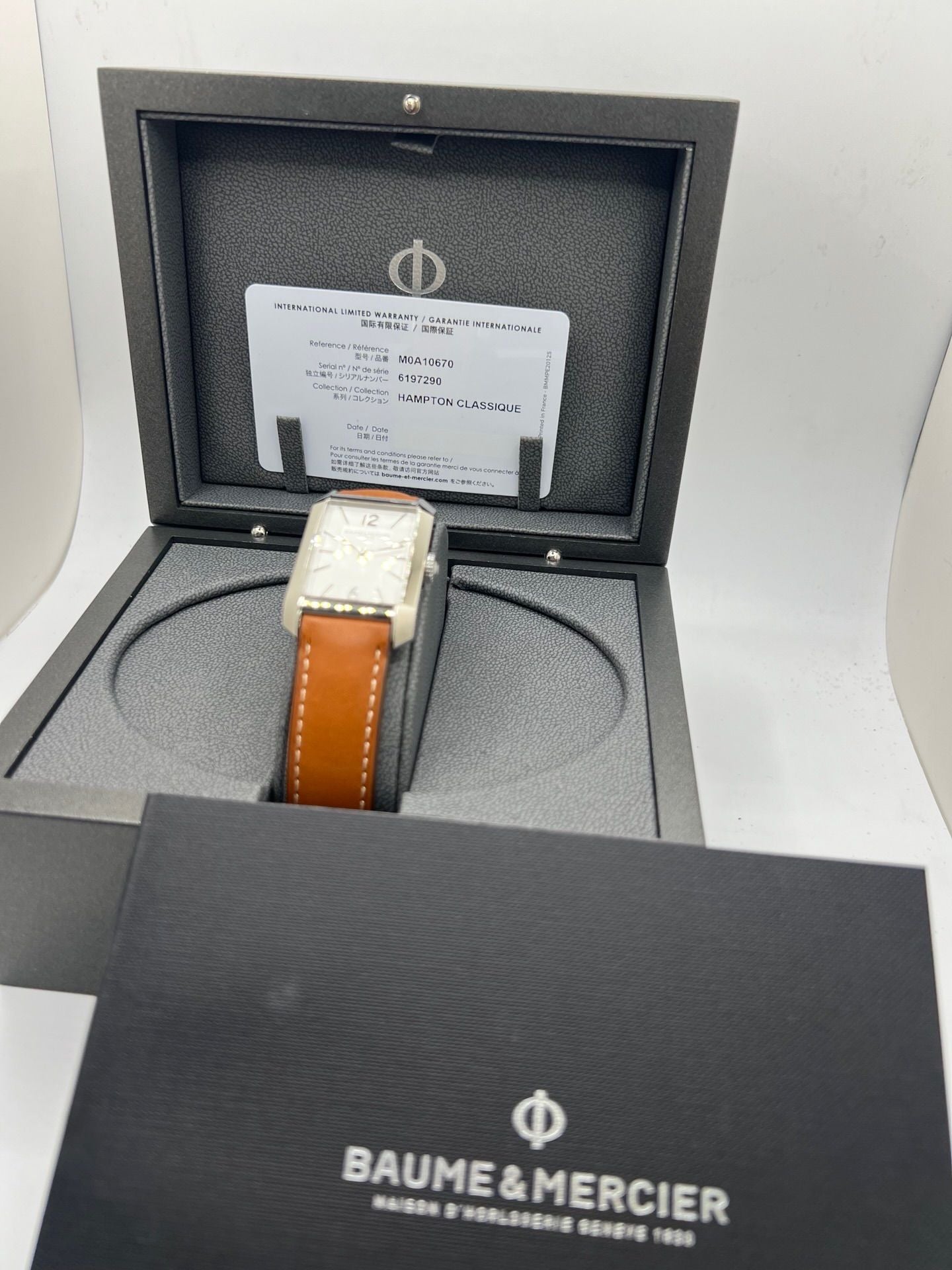 Découvrez cette montre Baume & Mercier Hampton, modèle classique, livrée avec son coffret complet et papiers d’origine. Élégante et intemporelle, cette montre allie à la perfection un design raffiné et une grande fiabilité. Son boîtier en acier et son cadran épuré en font un choix parfait pour les amateurs de montres de luxe.