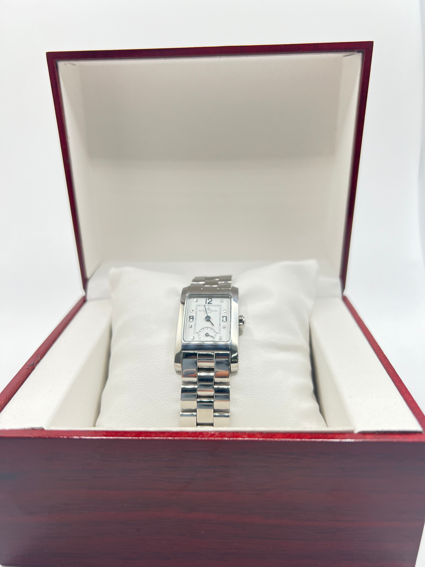Découvrez l’élégance intemporelle de la Baume & Mercier Hampton MV045139, une montre au design raffiné. Son boîtier rectangulaire emblématique et son mouvement de haute précision en font un choix idéal pour les amateurs d’horlogerie. Vendue avec une boîte. Idéale pour les collectionneurs ou comme cadeau d’exception.