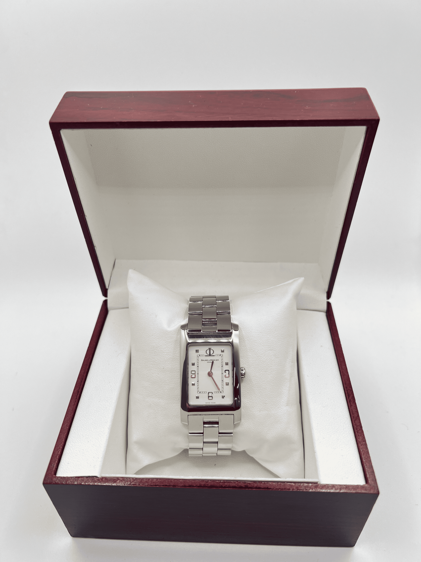 Découvrez la montre Baume & Mercier Hampton XL référence MV045063, un garde-temps d’exception alliant design raffiné et sophistication. Son boîtier rectangulaire emblématique incarne l’élégance intemporelle de la maison Baume & Mercier. Cette montre est vendue avec une boîte et un certificat d’authenticité, garantissant son prestige et sa valeur.