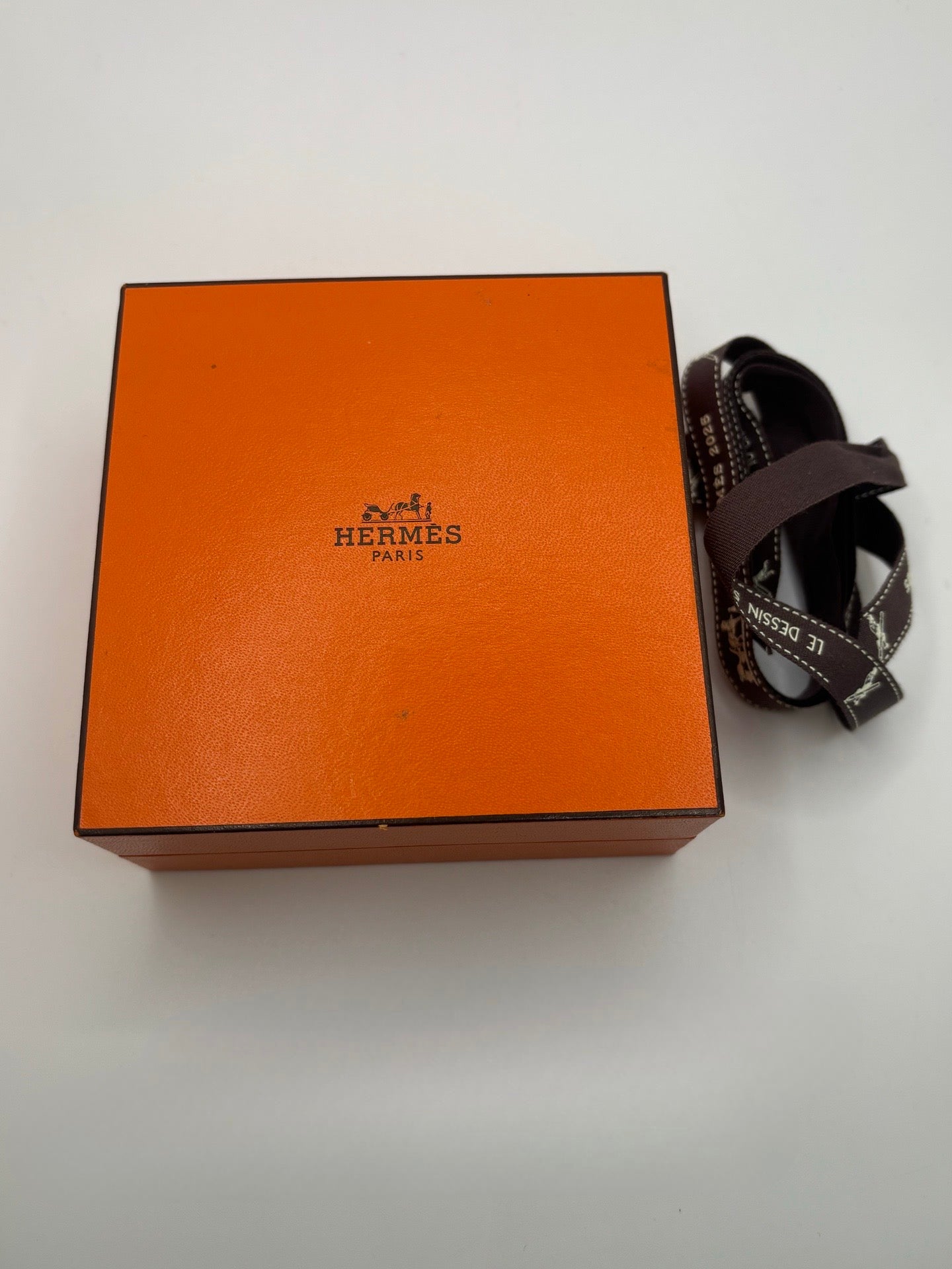 Collier Hermès Sac Birkin en or rose 18K serti de diamants totalisant 0,22 carat. Cette création joaillière raffinée s’inspire de l’iconique sac Birkin et associe l’éclat chaleureux de l’or rose 750 millièmes à la brillance délicate des diamants. Bijou de luxe élégant et féminin, idéal pour une collection de haute joaillerie, une occasion spéciale ou un cadeau précieux. Finitions soignées et design emblématique signé Hermès.