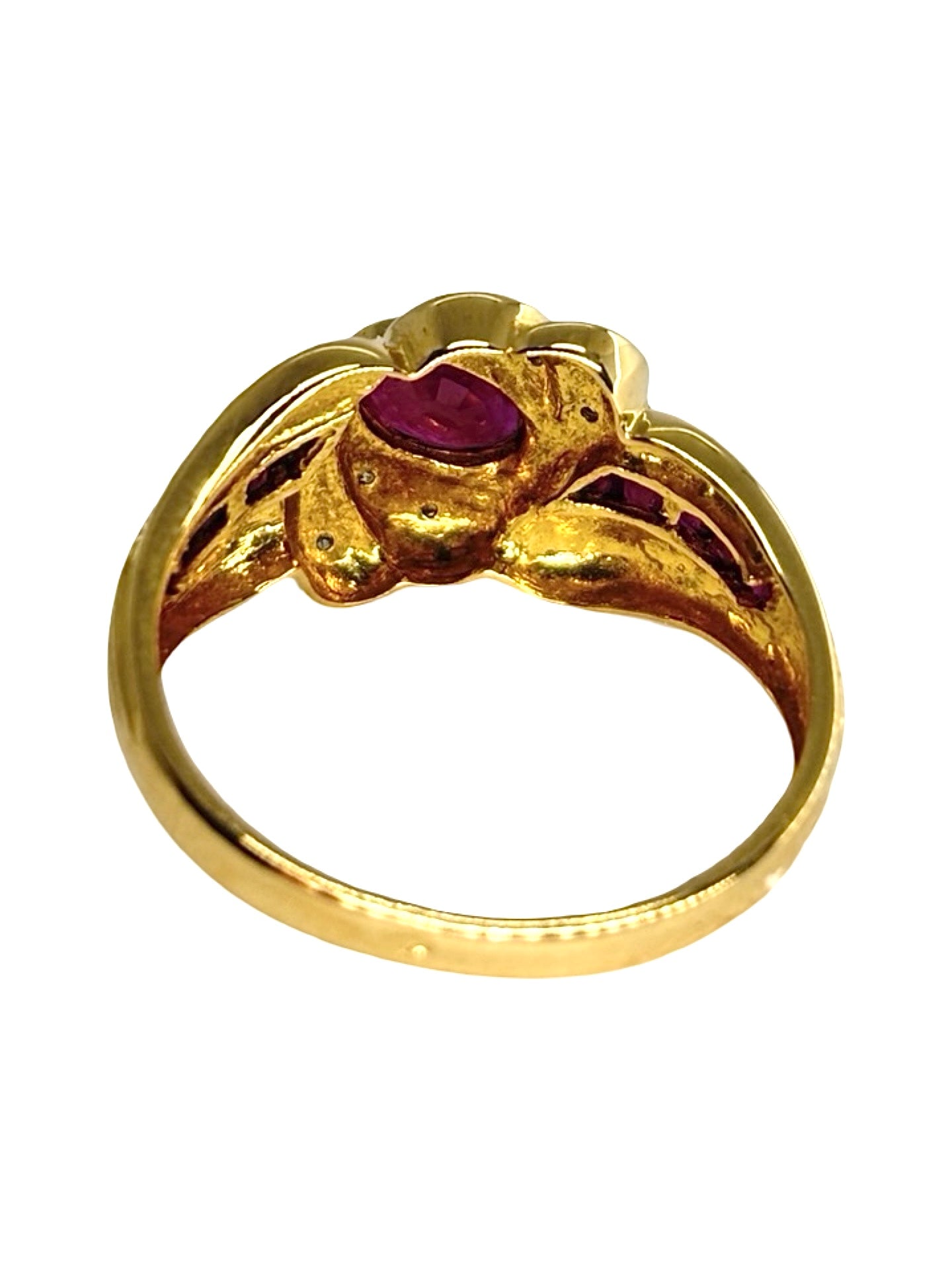 Bague ancienne en or jaune 18 carats ornée de saphirs totalisant 1 carat et de diamants pour un poids total de 0,08 carat. Son design d’inspiration vintage met en valeur l’intensité du bleu profond des saphirs, sublimée par l’éclat délicat des diamants. Élégante et intemporelle, cette bague de caractère séduira les amateurs de bijoux anciens et de pièces uniques chargées d’histoire.