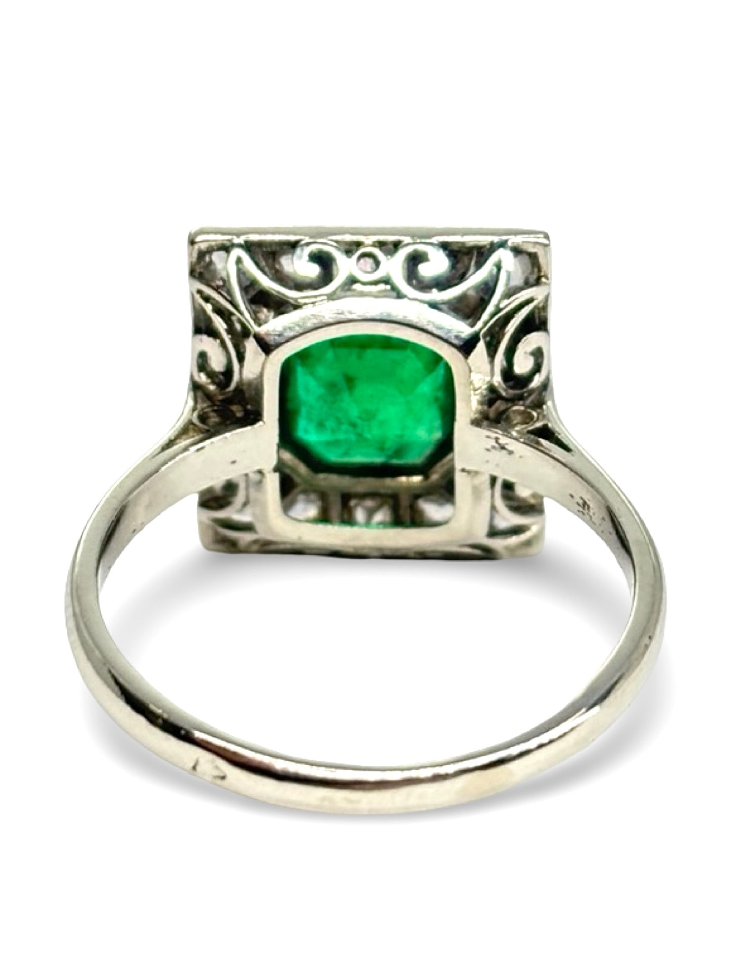 Bague ancienne en platine ornée d’une émeraude naturelle de 1,20 carat, accompagnée de diamants pour un total de 0,30 carat. Bijou ancien raffiné au style vintage, mettant en valeur une pierre verte intense et un sertissage élégant. Idéale pour les amateurs de joaillerie ancienne, de bagues en platine et de pierres précieuses authentiques.