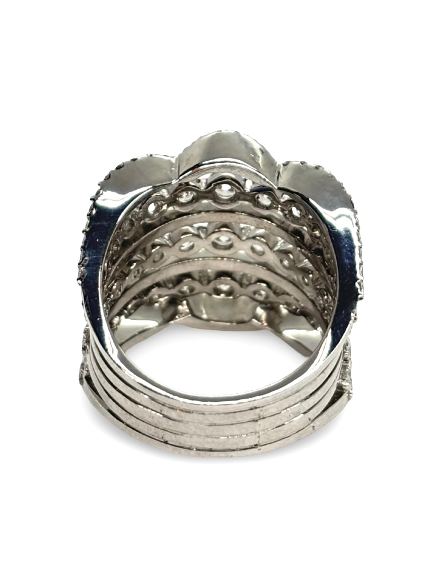 Bague en or blanc 18 carats sertie de diamants pour un poids total de 2,5 carats. Ce bijou raffiné met en valeur l’éclat naturel des diamants grâce à une monture élégante et lumineuse. Son design intemporel en fait un choix idéal pour une occasion spéciale, des fiançailles ou pour enrichir une collection de joaillerie d’exception.