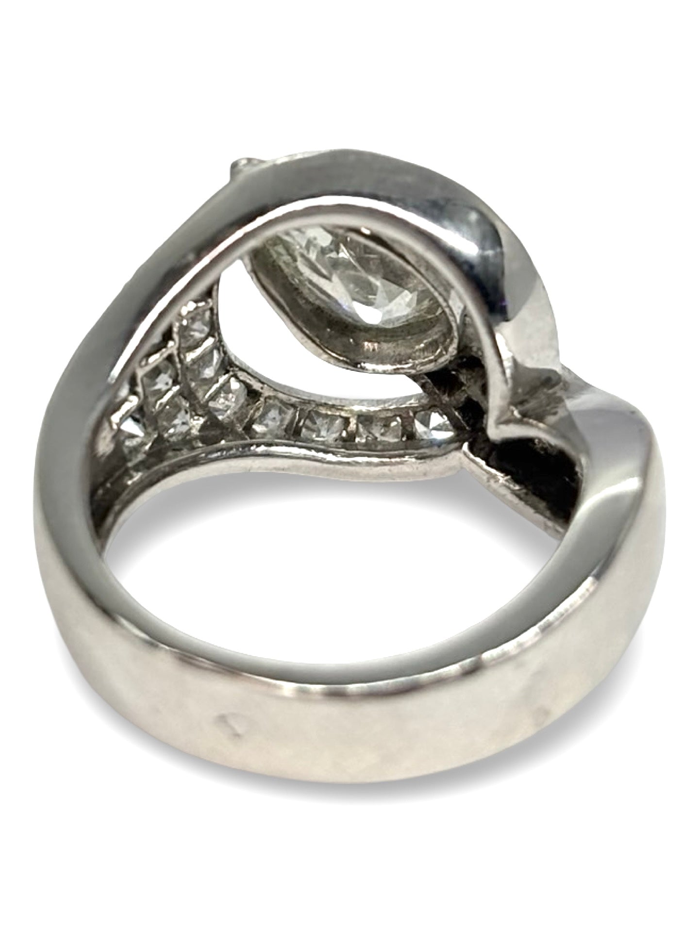 Bague en platine 950 élégante et raffinée, sertie de diamants d’un poids total de 2,50 carats. Ce bijou précieux allie éclat et durabilité grâce au platine, sublimant les diamants brillants pour un effet lumineux exceptionnel. Parfaite pour une occasion spéciale ou comme engagement, cette bague de haute joaillerie offre un design intemporel et sophistiqué qui met en valeur la beauté des pierres et la finesse du métal noble.