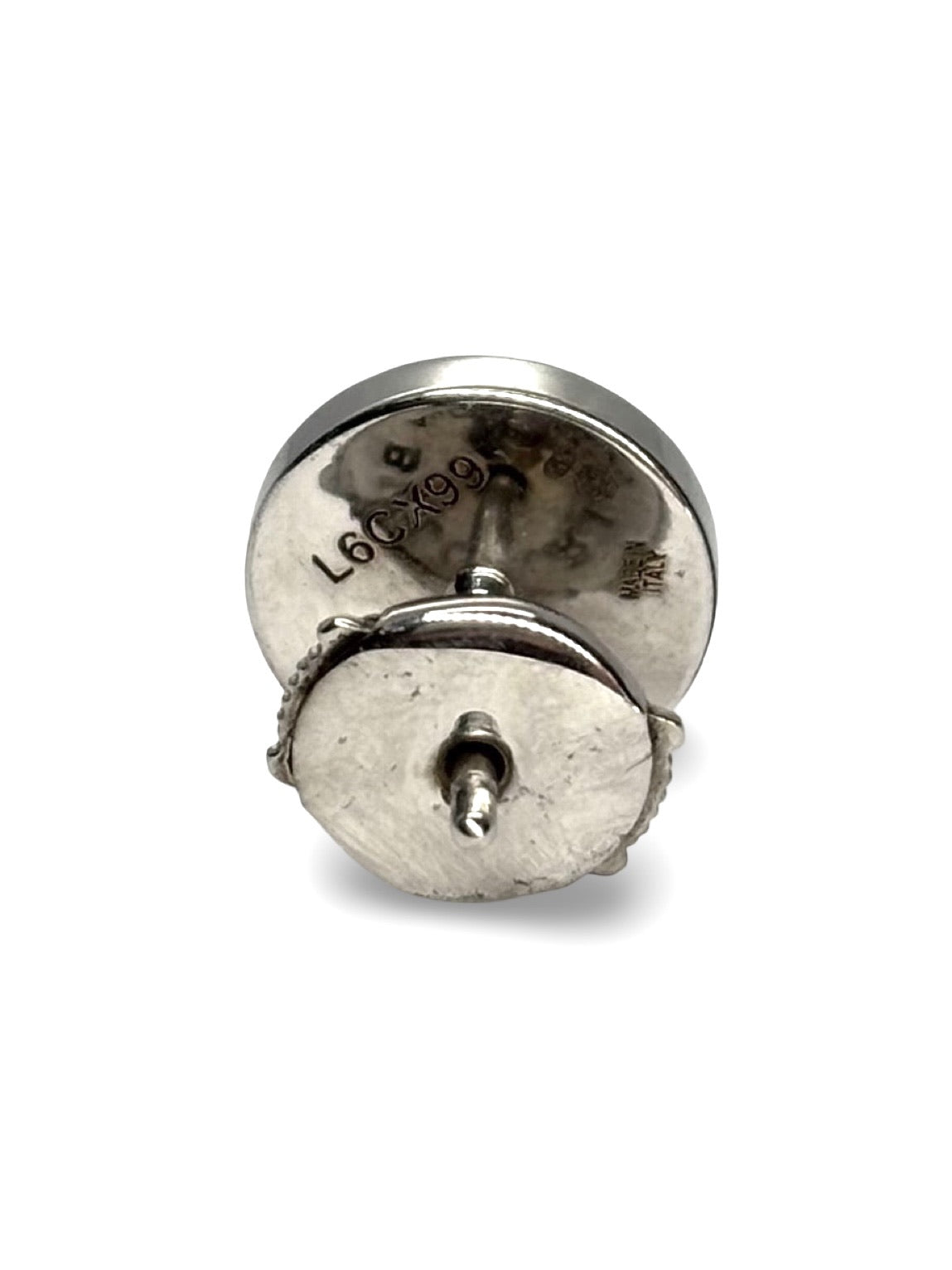 Mono boucle d’oreille Bulgari, conçue en or blanc 18 carats et ornée d’une pierre d’onyx noire profonde. Ce bijou asymétrique allie modernité et élégance, avec un contraste saisissant entre la blancheur de l’or et la profondeur de l’onyx. Parfaite pour apporter une touche contemporaine et sophistiquée à votre style, cette création reflète le savoir-faire prestigieux de la maison Bulgari.