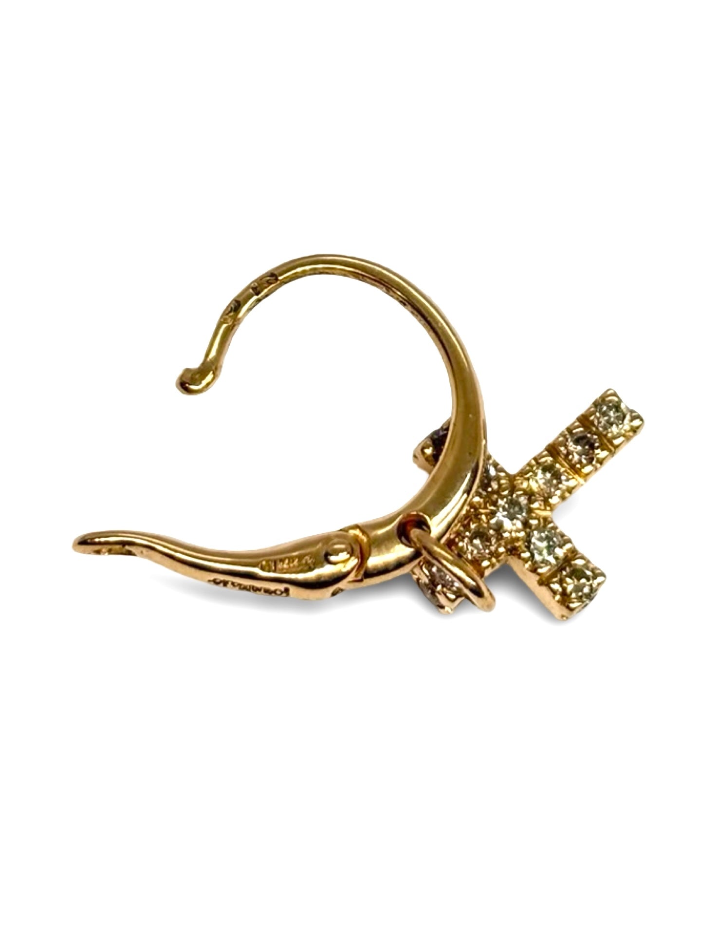 Raffinée et lumineuse, cette boucle d’oreille croix Pomellato en or rose est sertie de diamants scintillants totalisant 0,15 carat. Une création élégante et intemporelle qui allie modernité et tradition joaillière, idéale pour sublimer vos tenues ou offrir en cadeau. Un bijou précieux signé Pomellato.