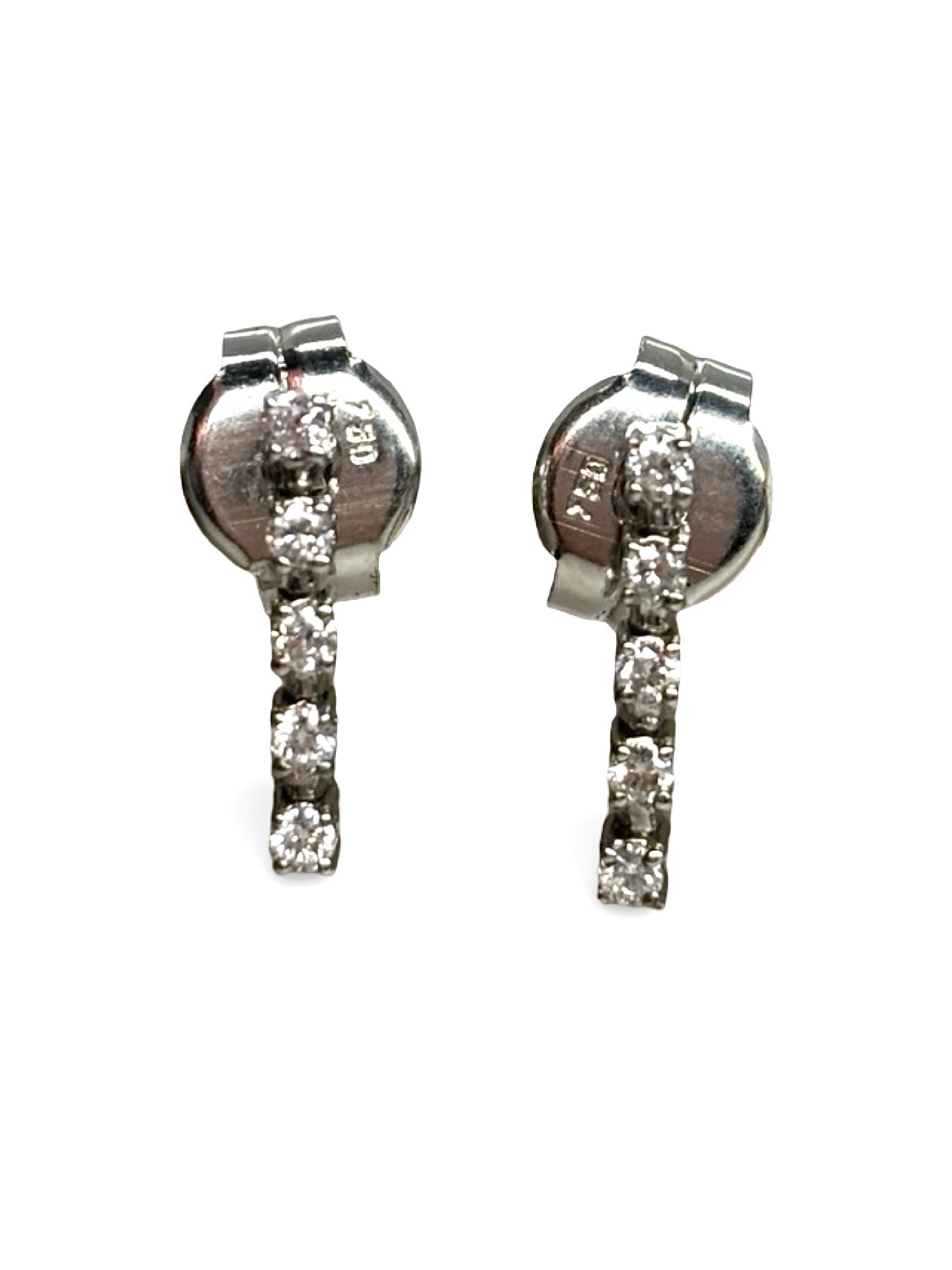 Boucles d’oreilles « Trois grains d’amour » en or blanc 18 carats serties de diamants. Création élégante et délicate signée Mauboussin, ces bijoux raffinés symbolisent l’amour et la lumière. Leur design intemporel met en valeur l’éclat des diamants et la pureté de l’or blanc, pour une touche sophistiquée idéale au quotidien comme pour les grandes occasions.