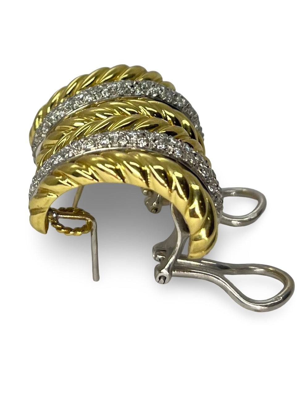 Élégantes boucles d’oreilles en or jaune et or blanc, serties de diamants d’un total de 0,40 carat. Un bijou raffiné au design bicolore, alliant éclat et modernité. Parfaites pour illuminer le visage avec subtilité, ces boucles sont idéales pour une occasion spéciale ou un look chic au quotidien.