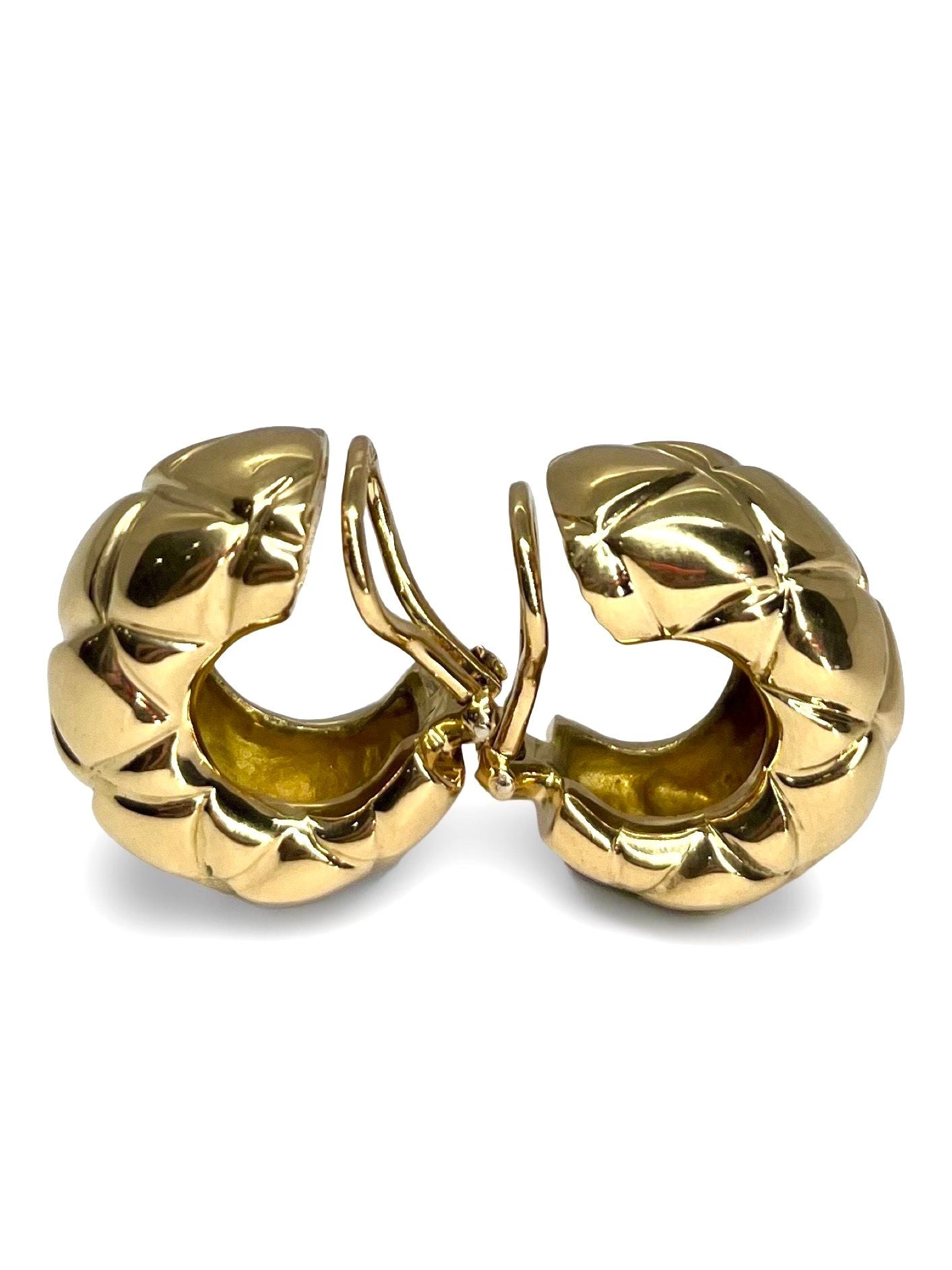 Boucles d’oreilles emblématiques de la maison Chaumet en or jaune 18 carats. Un bijou de luxe au design élégant, symbole du savoir-faire joaillier français. Parfait pour sublimer chaque tenue avec raffinement. Authentique création Chaumet, idéale pour les amatrices de pièces signées.