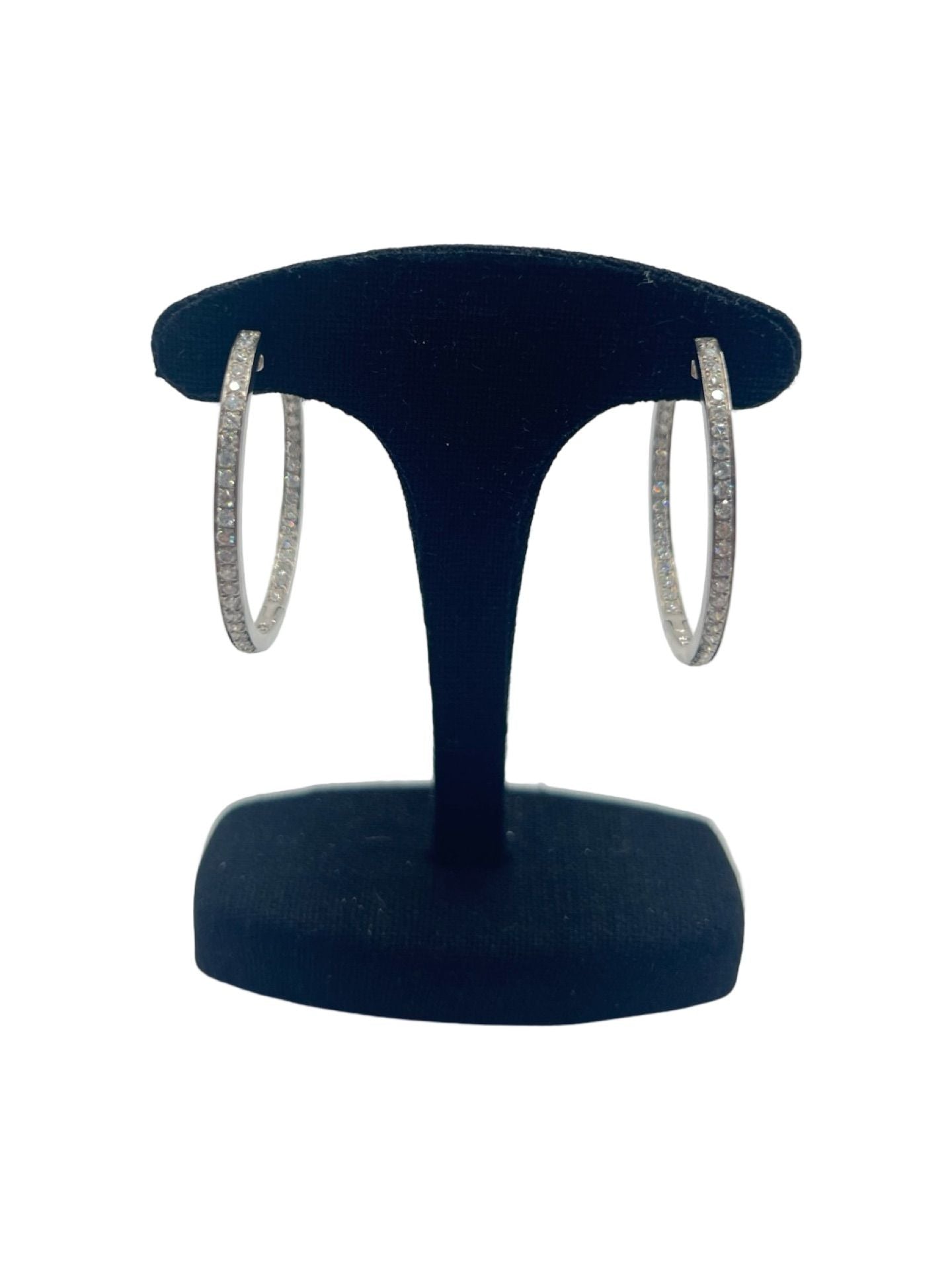 Sublimez votre style avec ces magnifiques boucles d'oreilles en or blanc serties de 100 diamants étincelants d’environ 0,02 ct chacun, pour un total de 2 ct. Raffinées et sophistiquées, elles apportent une touche de glamour à toutes vos tenues. Idéales pour une occasion spéciale ou un cadeau inoubliable, ces boucles d’oreilles en diamant incarnent l’élégance intemporelle.