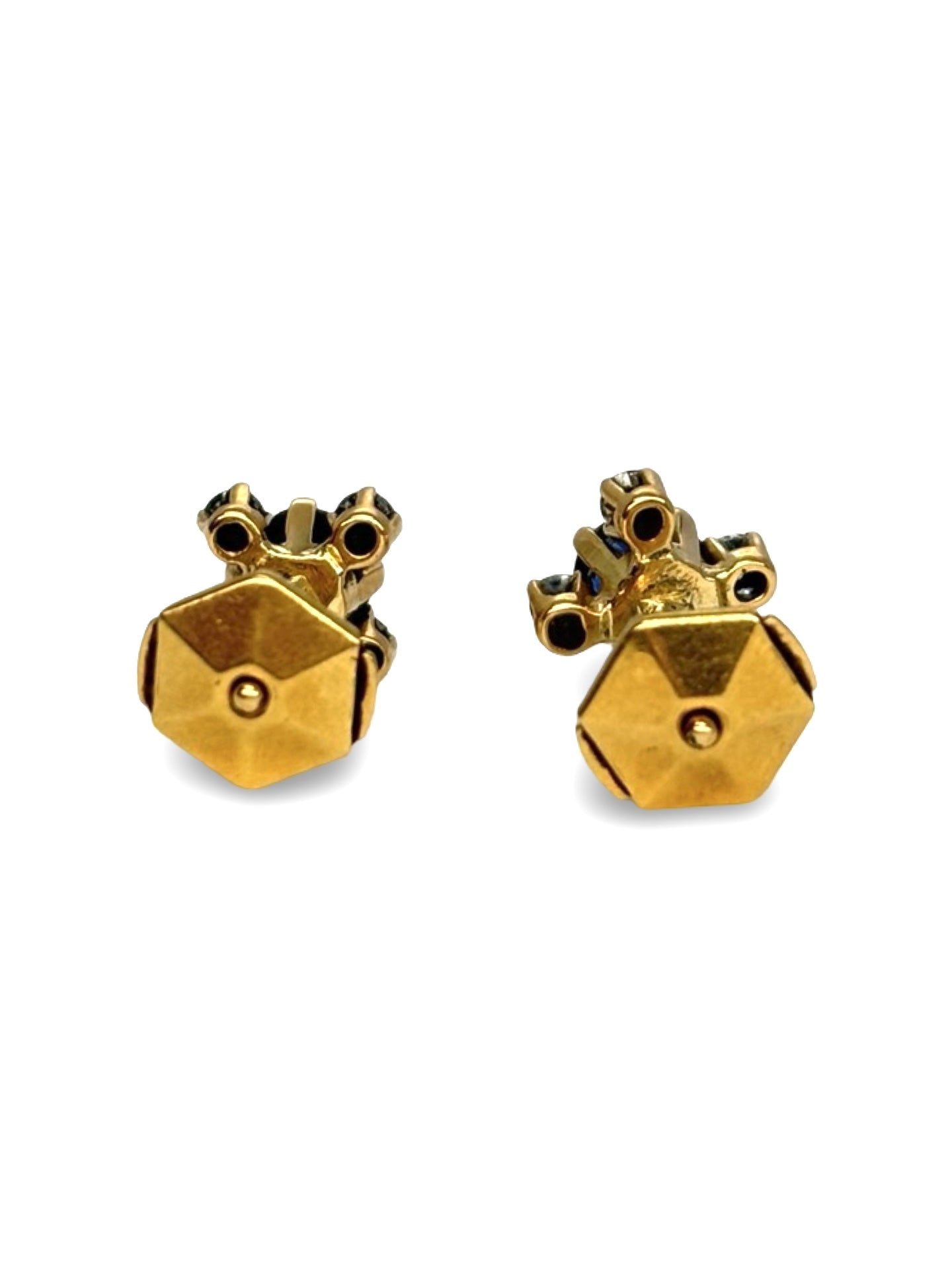 Boucles d’oreilles en or jaune 18 carats serties de saphirs pour un poids total de 0,90 carat et de diamants totalisant 0,30 carat. Ce bijou raffiné met en valeur l’intensité du bleu des saphirs, sublimée par l’éclat des diamants. Leur design élégant et intemporel en fait des boucles d’oreilles idéales pour une occasion spéciale ou pour rehausser une tenue au quotidien. Elles s’associent facilement à d’autres bijoux en or jaune.