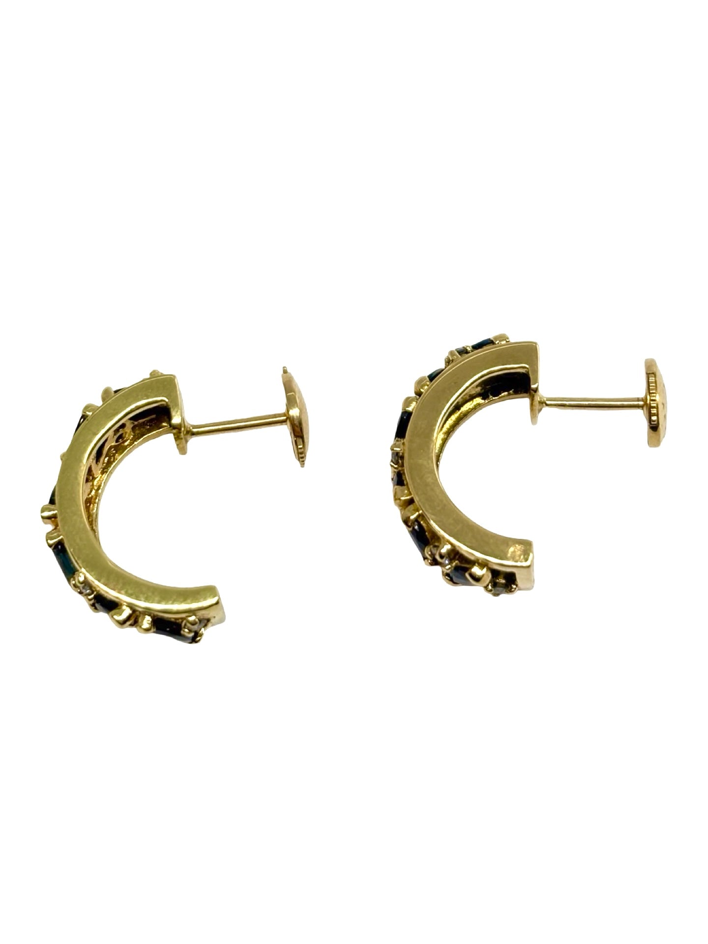 Boucles d’oreilles en or jaune 18 carats serties de saphirs totalisant 0,50 carat et de diamants pour un poids total de 0,10 carat. Leur design raffiné met en valeur la profondeur intense des saphirs, sublimée par l’éclat délicat des diamants. Élégantes et lumineuses, ces boucles apportent sophistication et charme intemporel, idéales pour sublimer chaque tenue.