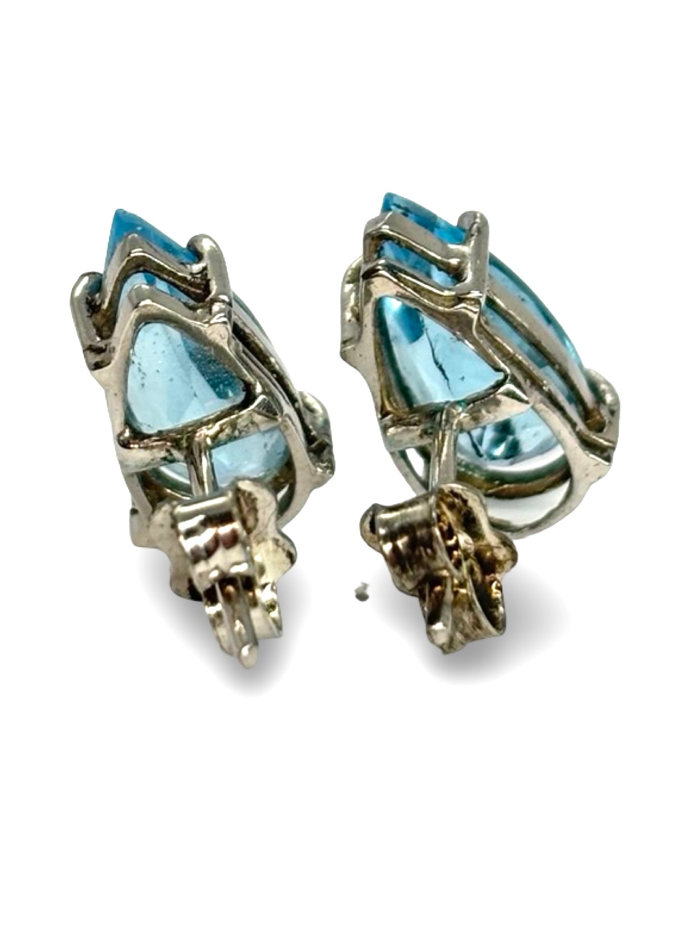 Boucles d’oreilles en platine 950 ornées de topazes éclatantes. Ce bijou raffiné associe la pureté du platine à la brillance lumineuse de la topaze pour offrir une paire élégante et intemporelle. Idéales pour apporter une touche de sophistication et sublimer le visage avec une lumière délicate.