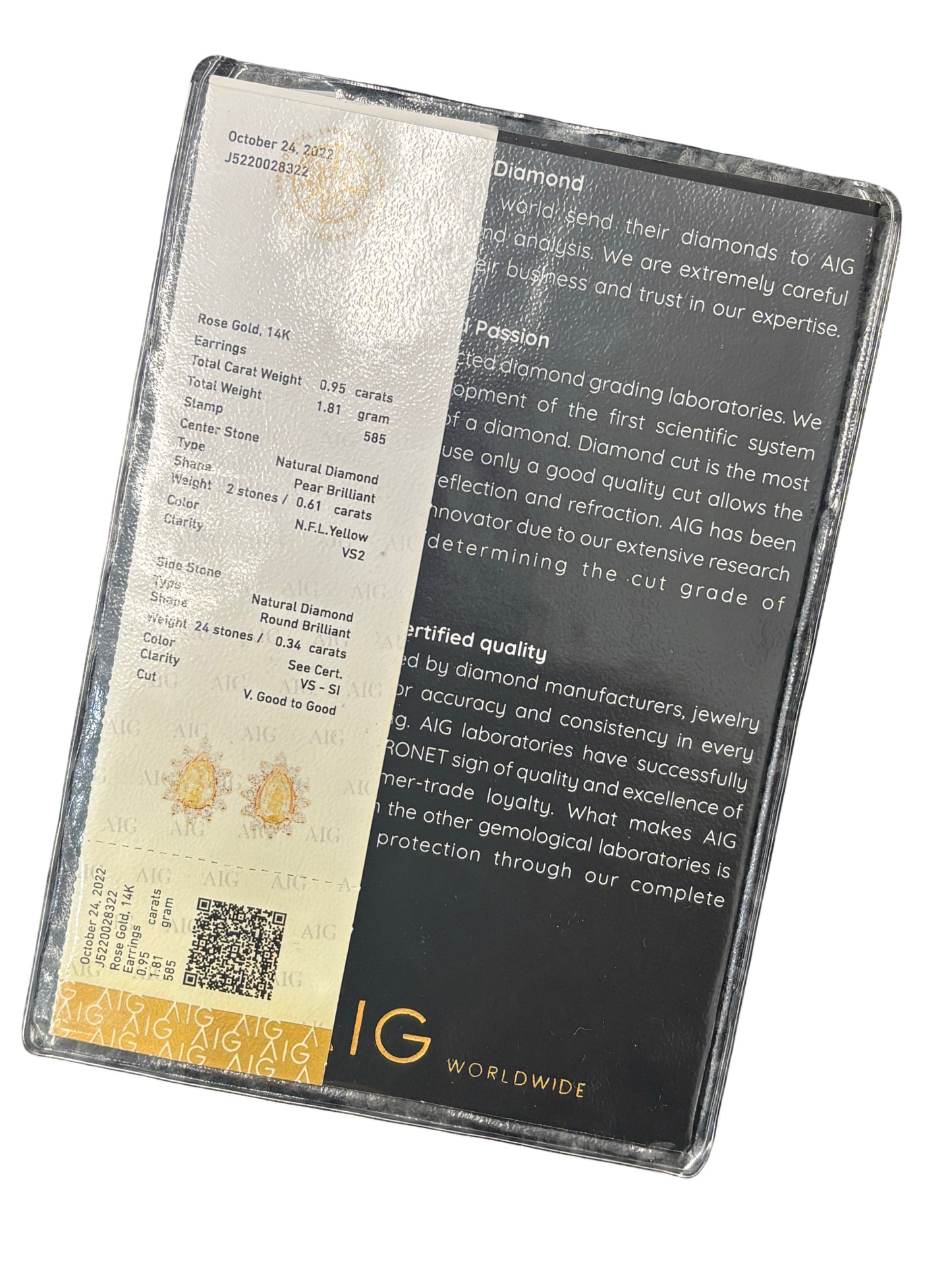 Boucles d’oreilles en or rose 14 carats serties de diamants jaunes. Ce bijou raffiné séduit par la douceur de l’or rose et l’éclat lumineux des diamants jaunes, offrant une touche élégante et originale. Idéales pour sublimer une tenue au quotidien ou lors d’une occasion spéciale, ces boucles d’oreilles allient modernité, finesse et charme précieux.