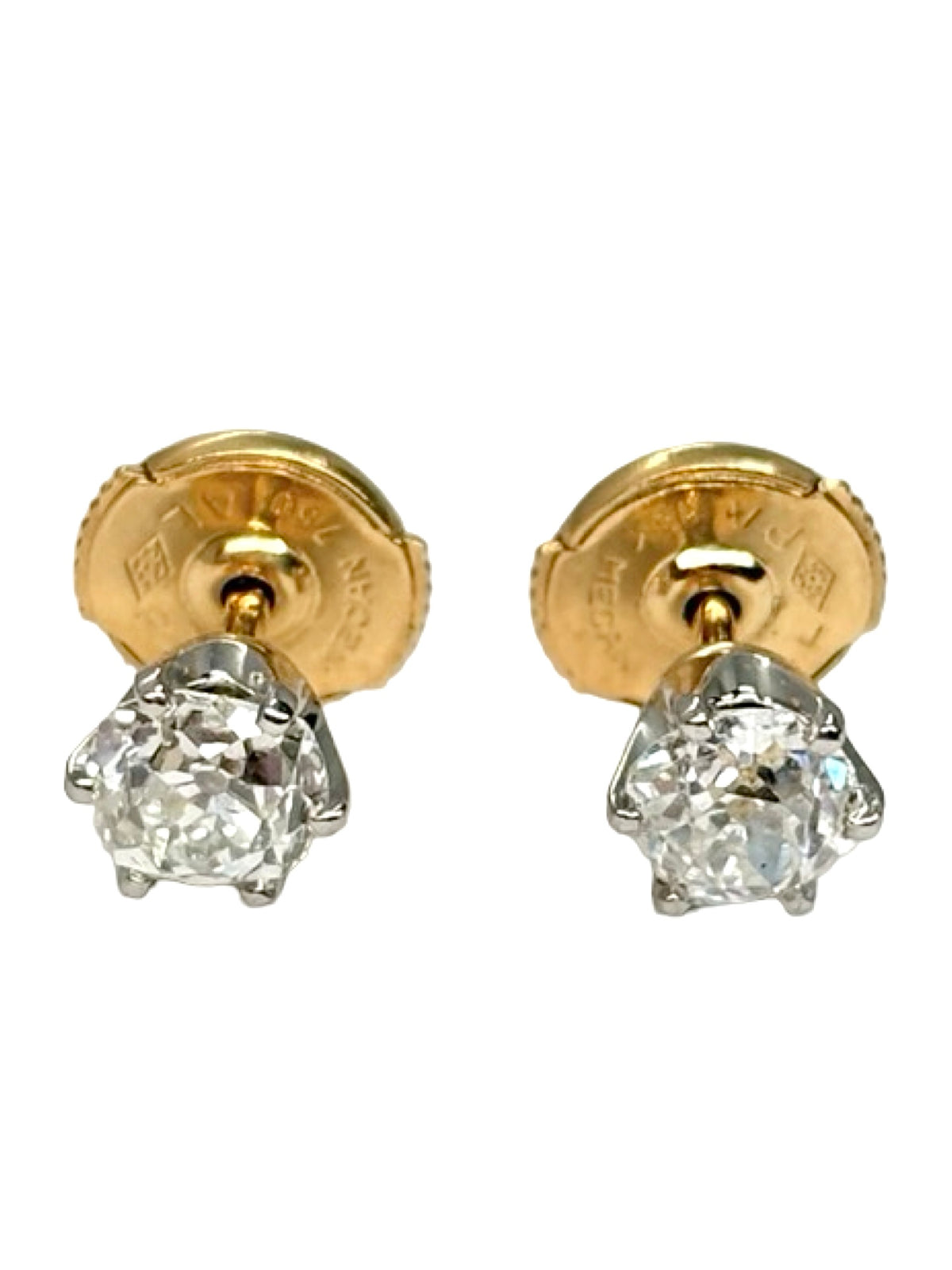 Puces d’oreilles en or jaune 18K serties de diamants pour un poids total de 0,75 ct. Ces boucles d’oreilles puces en or jaune 18 carats associent la chaleur de l’or à l’éclat des diamants. Leur design élégant et intemporel convient aussi bien au quotidien qu’à une occasion spéciale. Ce bijou délicat apporte une touche raffinée et lumineuse à toute tenue, idéal pour les amateurs de joaillerie et de bijoux précieux.