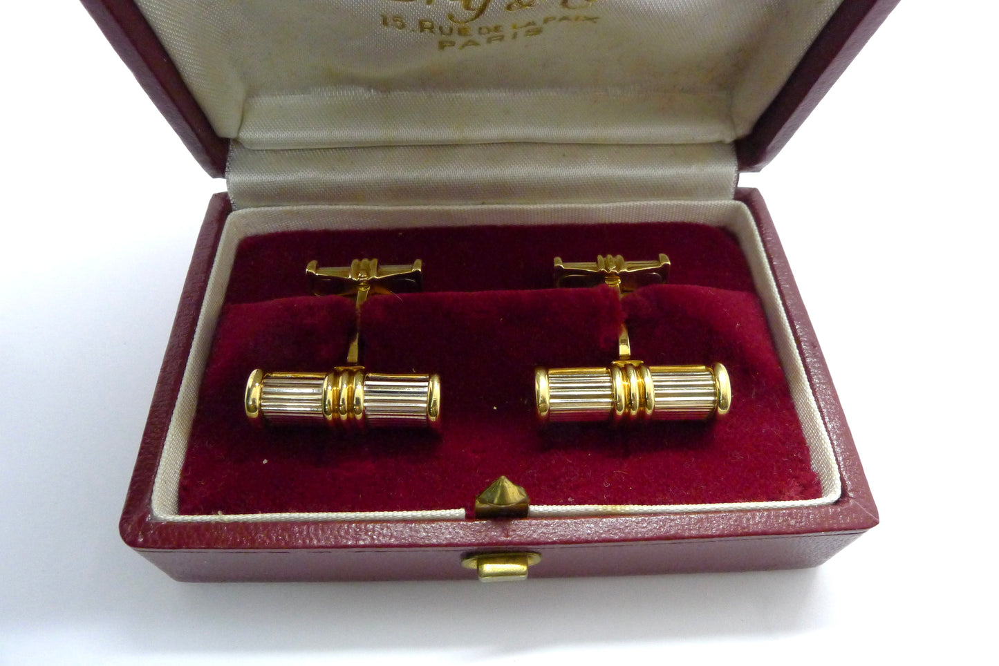 Découvrez cette élégante paire de boutons de manchette en or jaune des années 30, signés et poinçonnés Bry & G. Ce bijou vintage d’exception est accompagné de son écrin d’origine, un véritable trésor pour les collectionneurs et amateurs de pièces raffinées. Parfaits pour sublimer une tenue avec une touche d’élégance intemporelle, ces boutons de manchette incarnent le savoir-faire joaillier d’époque.