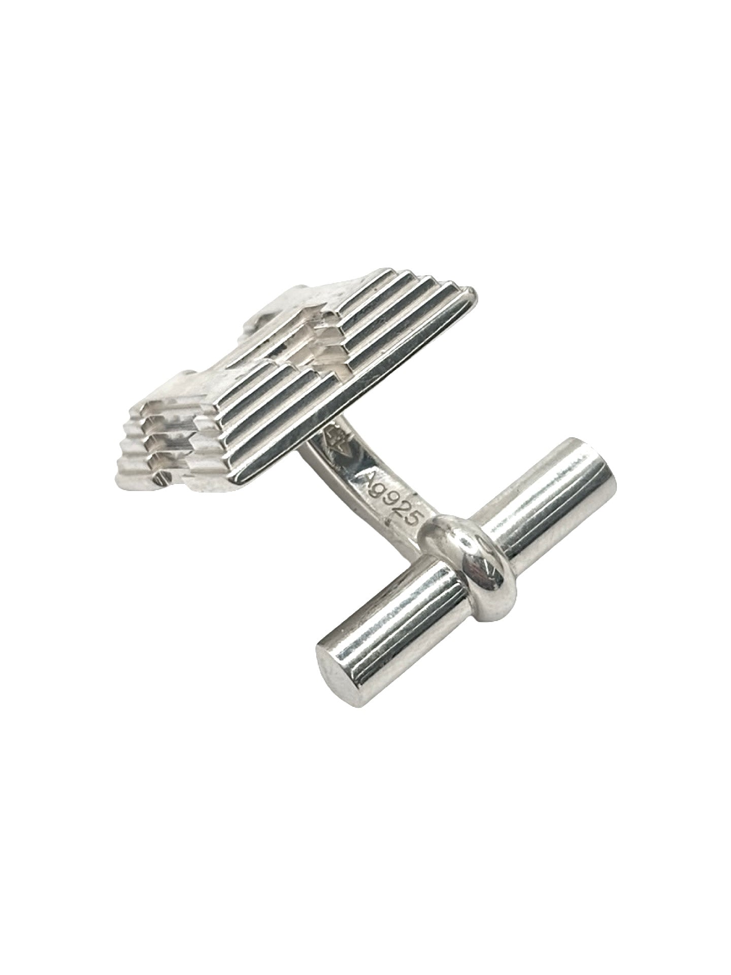 Boutons de manchettes Hermès en argent 925 au design élégant et intemporel. Cette paire raffinée en argent massif reflète le savoir-faire de la maison Hermès avec des finitions soignées et un style sophistiqué. Accessoires de luxe idéals pour accompagner une tenue habillée, un costume ou une cérémonie. Boutons de manchettes précieux alliant raffinement, élégance masculine et qualité joaillière dans un esprit chic et contemporain.