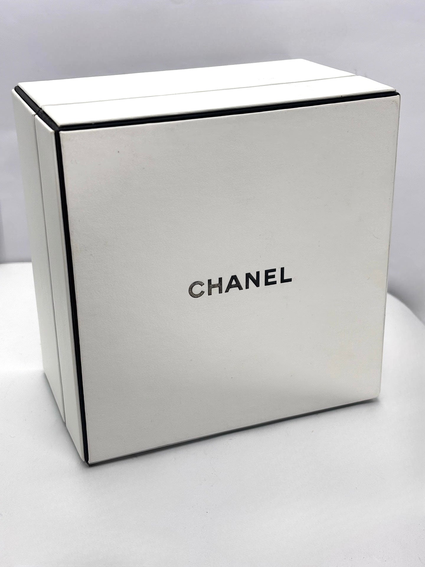 Bracelet Chanel Coco Crush en or blanc 18 carats serti de diamants pour un poids total de 0,25 carat. Inspiré du motif matelassé emblématique de la maison, ce bijou élégant allie modernité et raffinement. Son design graphique et intemporel en fait une pièce iconique, idéale pour sublimer le poignet au quotidien ou lors d’occasions spéciales.