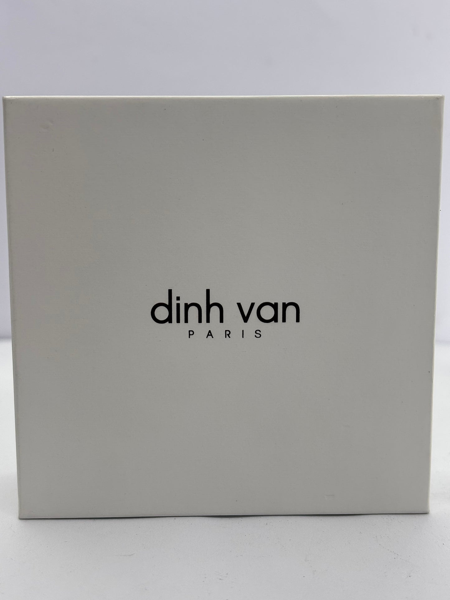 Bracelet cordon Dinh Van Maillon L en or blanc serti de diamants. Son design minimaliste et raffiné exprime l’élégance intemporelle propre à la maison Dinh Van. Le maillon emblématique symbolise le lien et la modernité, offrant un bijou lumineux et délicat à porter chaque jour, seul ou en accumulation.