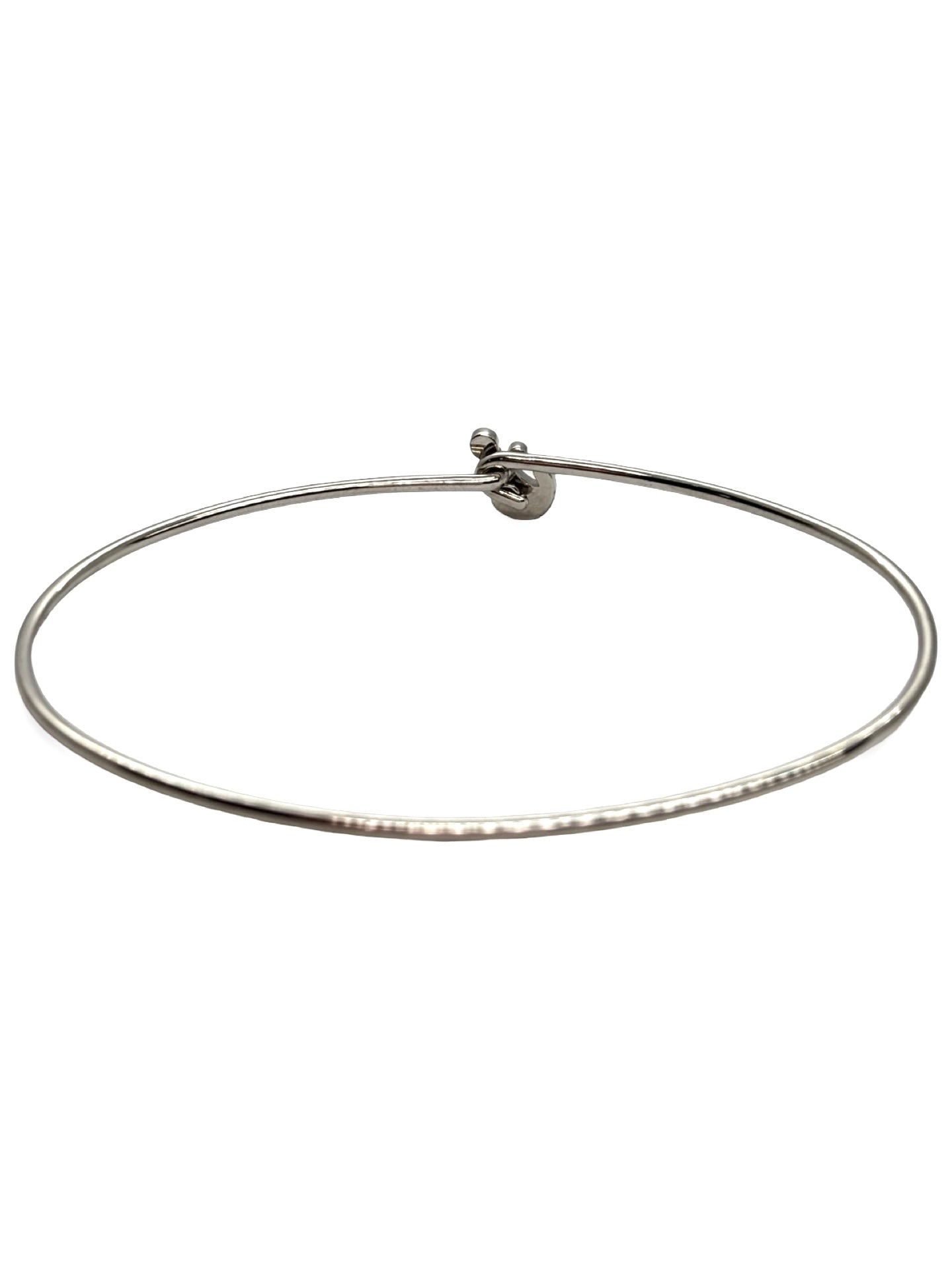 Bracelet Fred For Kate Moss en or blanc 18 carats serti de diamants pour un poids total de 0,15 carat. Élégant et délicat, ce bijou associe un design contemporain à l’éclat subtil des diamants. Idéal pour un port quotidien ou pour une occasion spéciale, il incarne le raffinement, la modernité et le savoir-faire joaillier.