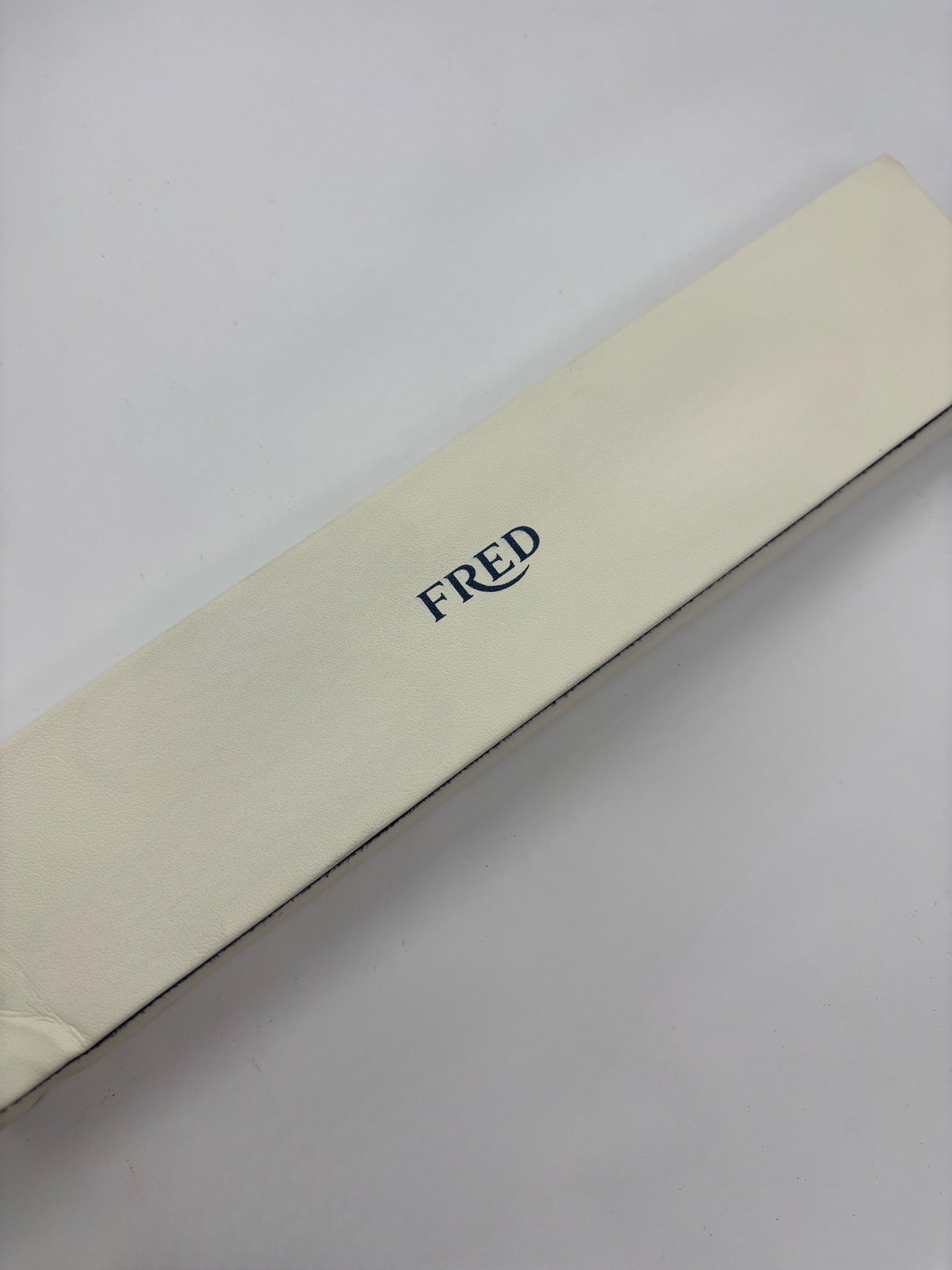 Icône de la Maison Fred, le bracelet Force 10 en or rose et diamants 0,12 ct allie élégance et modernité. Son câble tressé et sa boucle sertie de diamants reflètent un savoir-faire joaillier unique. Symbole de force et de raffinement, il sublime le poignet avec éclat et sophistication.