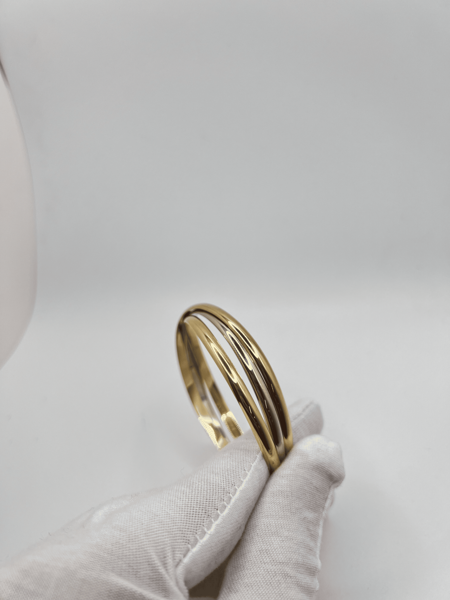 Découvrez ce magnifique bracelet en trois ors 18 carats (jaune, blanc et rose), un bijou d’exception accompagné d'une finesse. Fabriqué en or massif 750/1000, il est authentifié par le poinçon tête d’aigle, garantissant sa qualité et son origine. Ce bracelet intemporel apportera une touche d’élégance à votre poignet, idéal pour toutes les occasions.