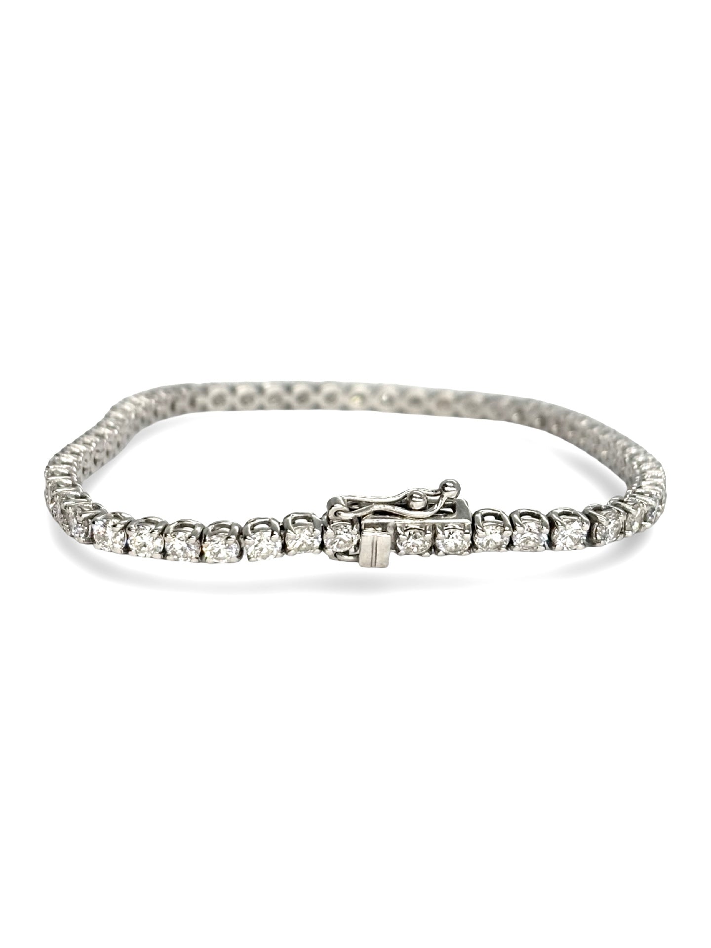 Bracelet rivière en or blanc 18 carats serti de diamants pour un poids total de 3 carats. Ce bijou d’exception se distingue par son alignement régulier de diamants offrant un éclat intense et continu. Son design élégant et intemporel en fait un bracelet idéal pour sublimer une tenue de soirée ou accompagner un look raffiné au quotidien. Facile à associer avec d’autres bijoux en or blanc, il incarne luxe et sophistication.