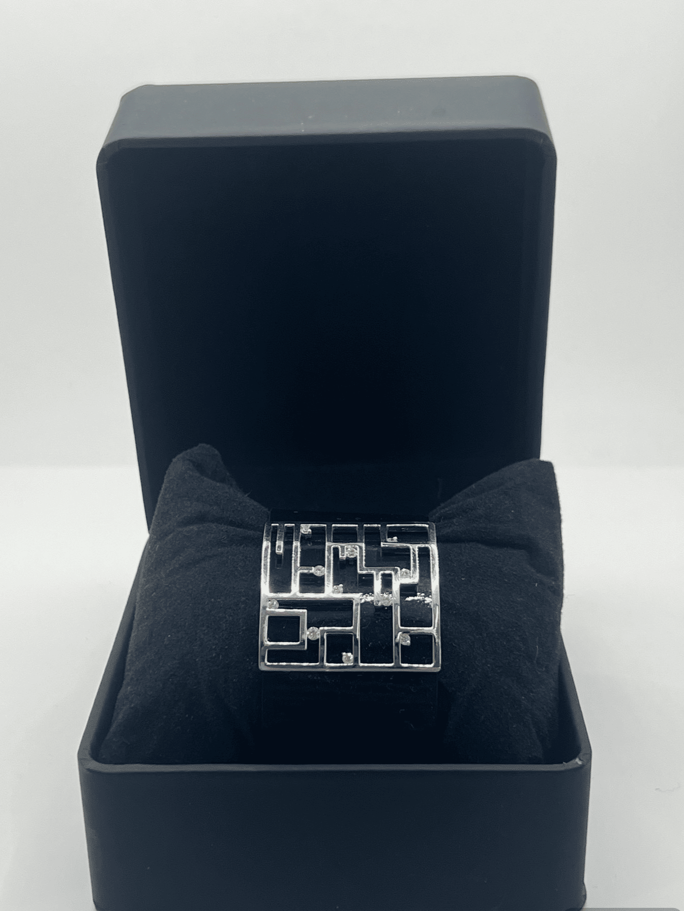 Découvrez ce magnifique bracelet en or blanc et noir signé Garel, sublimé par 11 diamants naturels éclatants. Symbole d’élégance et de raffinement, ce bijou d’exception est présenté dans un écrin raffiné, idéal pour une occasion spéciale ou un cadeau inoubliable. Offrez-vous un luxe intemporel avec ce bracelet prestigieux, alliant design moderne et savoir-faire joaillier.