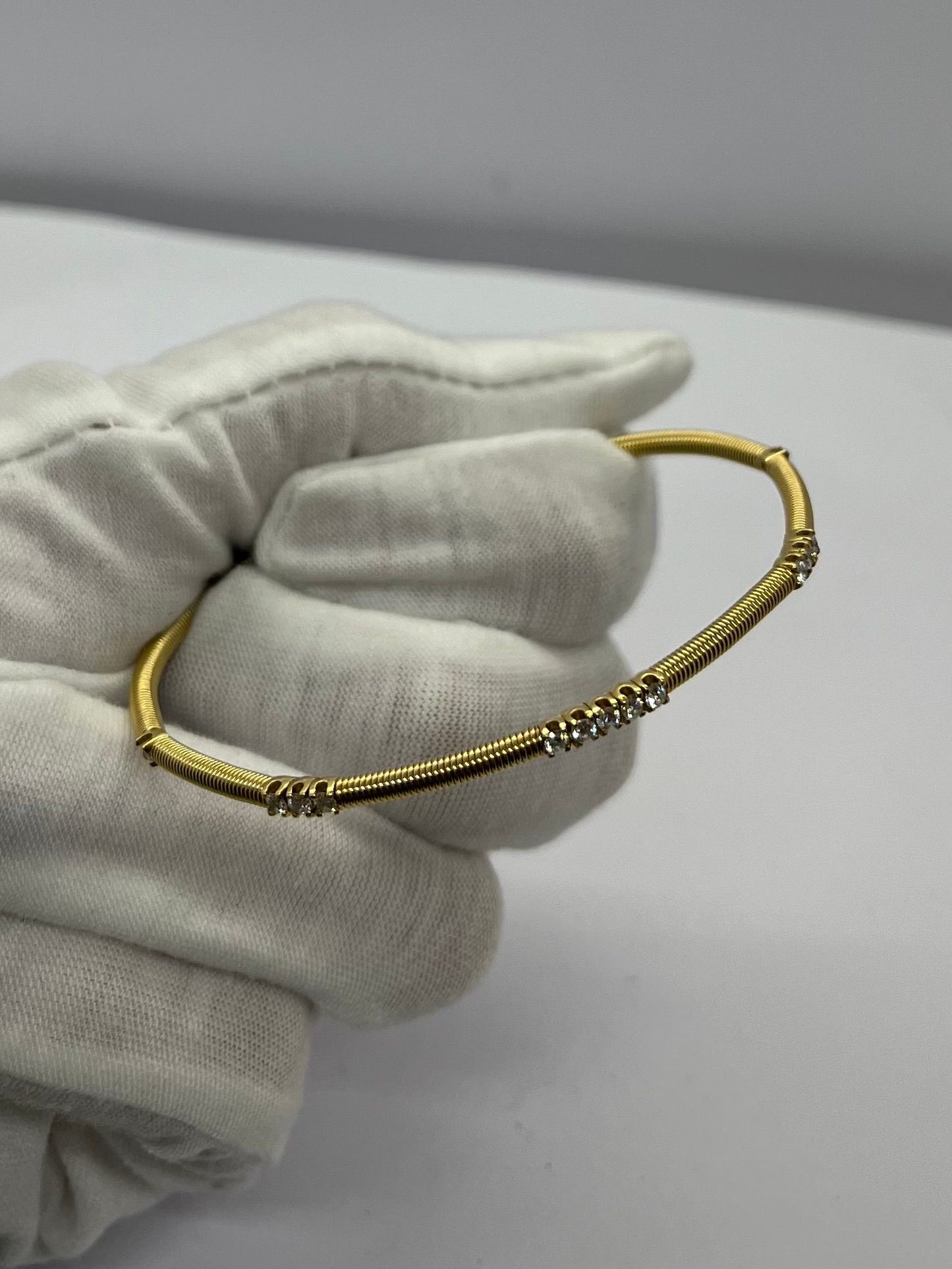 Succombez à l’élégance de ce bracelet en or jaune 18K, délicatement orné de diamants scintillants. Un bijou lumineux et raffiné qui apporte une touche de prestige à chaque tenue, idéal pour les grandes occasions comme pour sublimer le quotidien. Un accessoire précieux à offrir ou à s’offrir pour enrichir sa collection de bijoux en or et diamants.