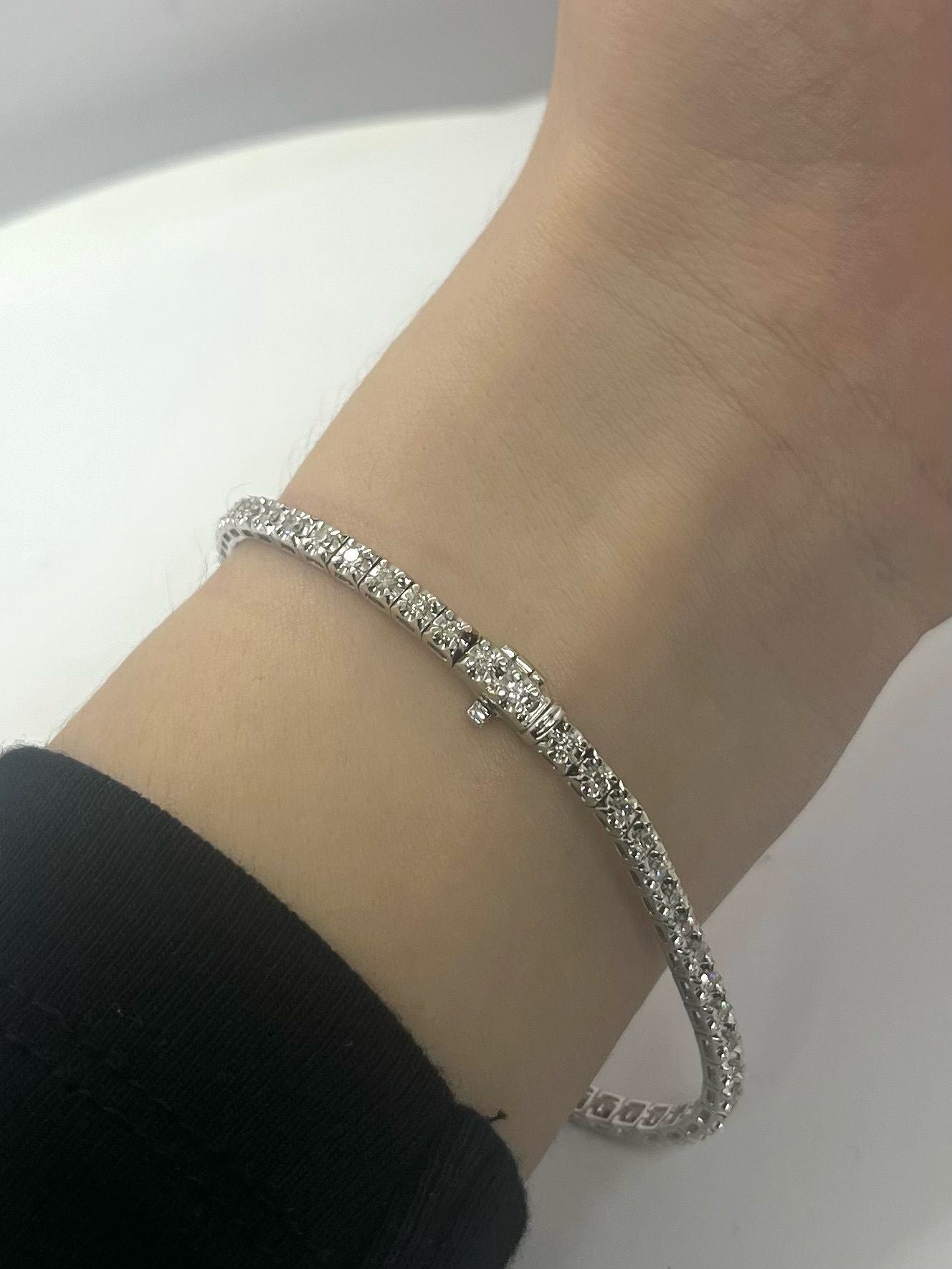 Craquez pour ce bracelet en or blanc 18K, délicatement dessiné dans un style rivière, et sublimé par 1,1 ct de diamants scintillants. Ce bijou intemporel, à la fois discret et lumineux, apporte une touche de sophistication à toutes vos tenues. Parfait pour une occasion spéciale ou pour illuminer le quotidien avec finesse et élégance.